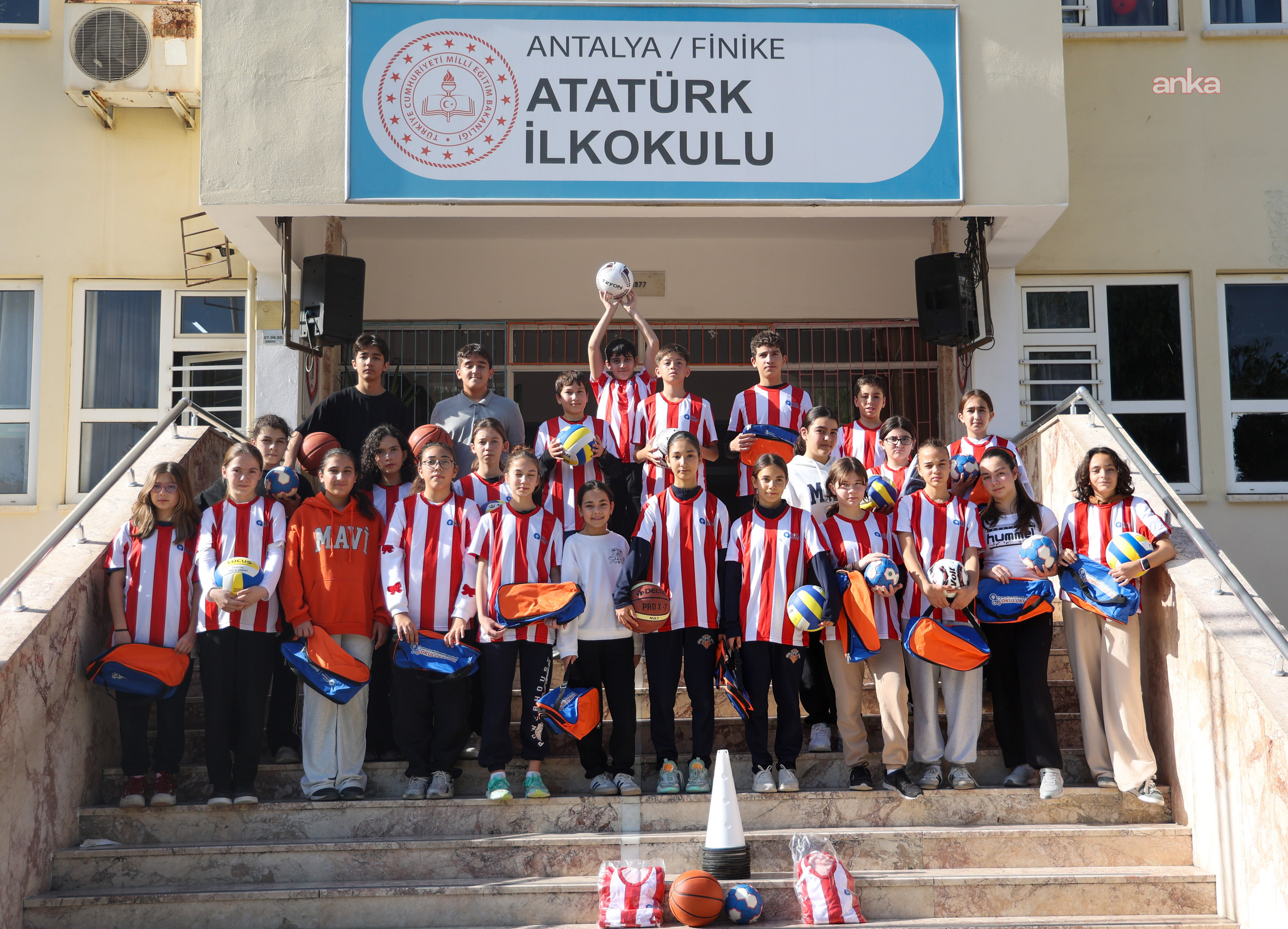 Antalya Büyükşehir Belediyesi'nden okullara spor malzemesi desteği