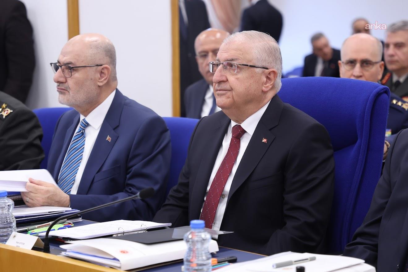 2026 bütçesi Plan ve Bütçe Komisyonu'nda... Yaşar Güler: Tören bittiğinde birinci olan kız teğmenimiz geliyor mikrofonun başına, 'Aileler lütfen tören alanını terk edin'. Böyle bir hakkı var mı?