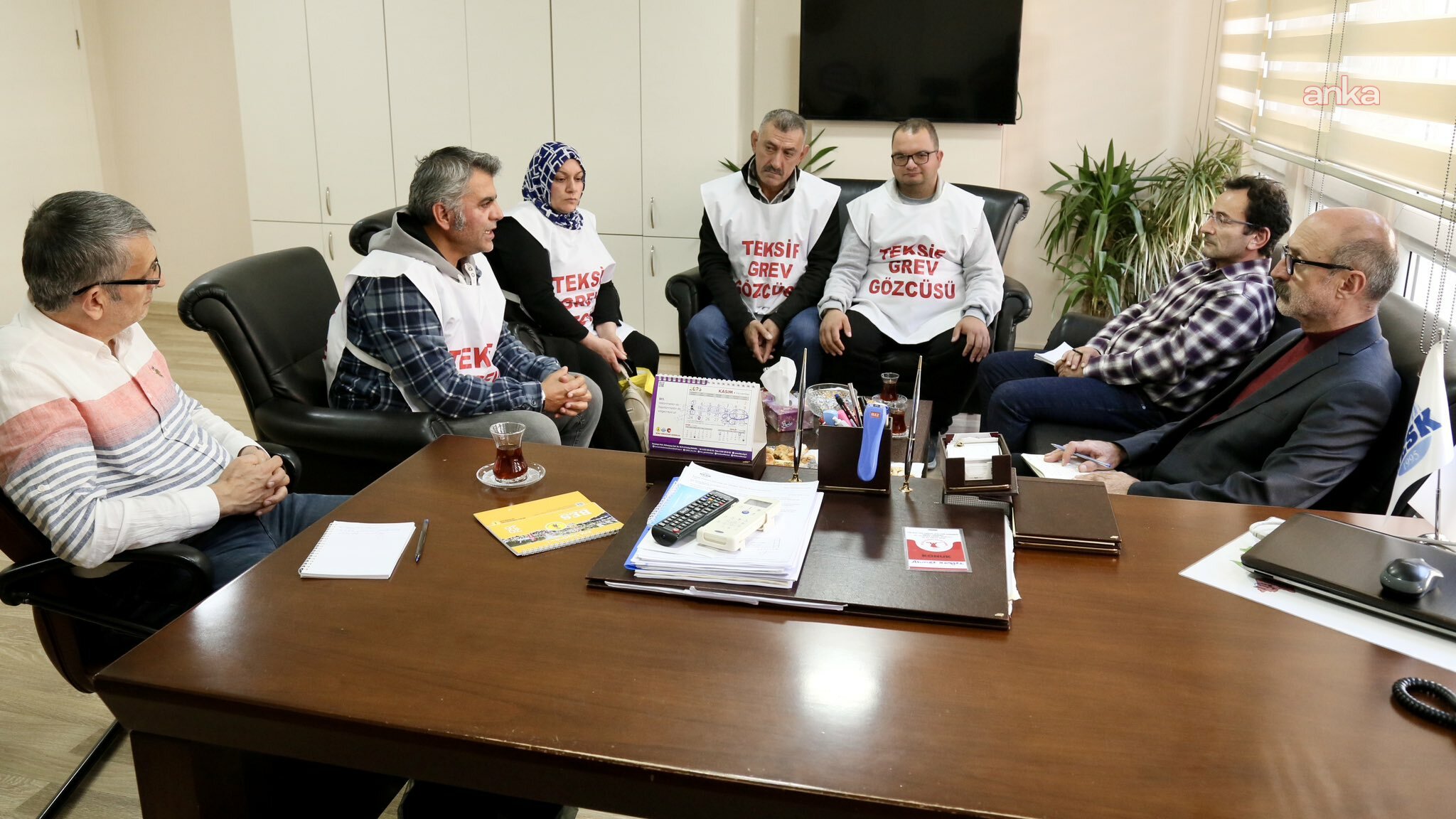 KESK’ten yaklaşık 3 aydır grevde olan TEKSİF üyesi işçilere destek: “Tapeten işçileri ile dayanışma içinde olacağız”
