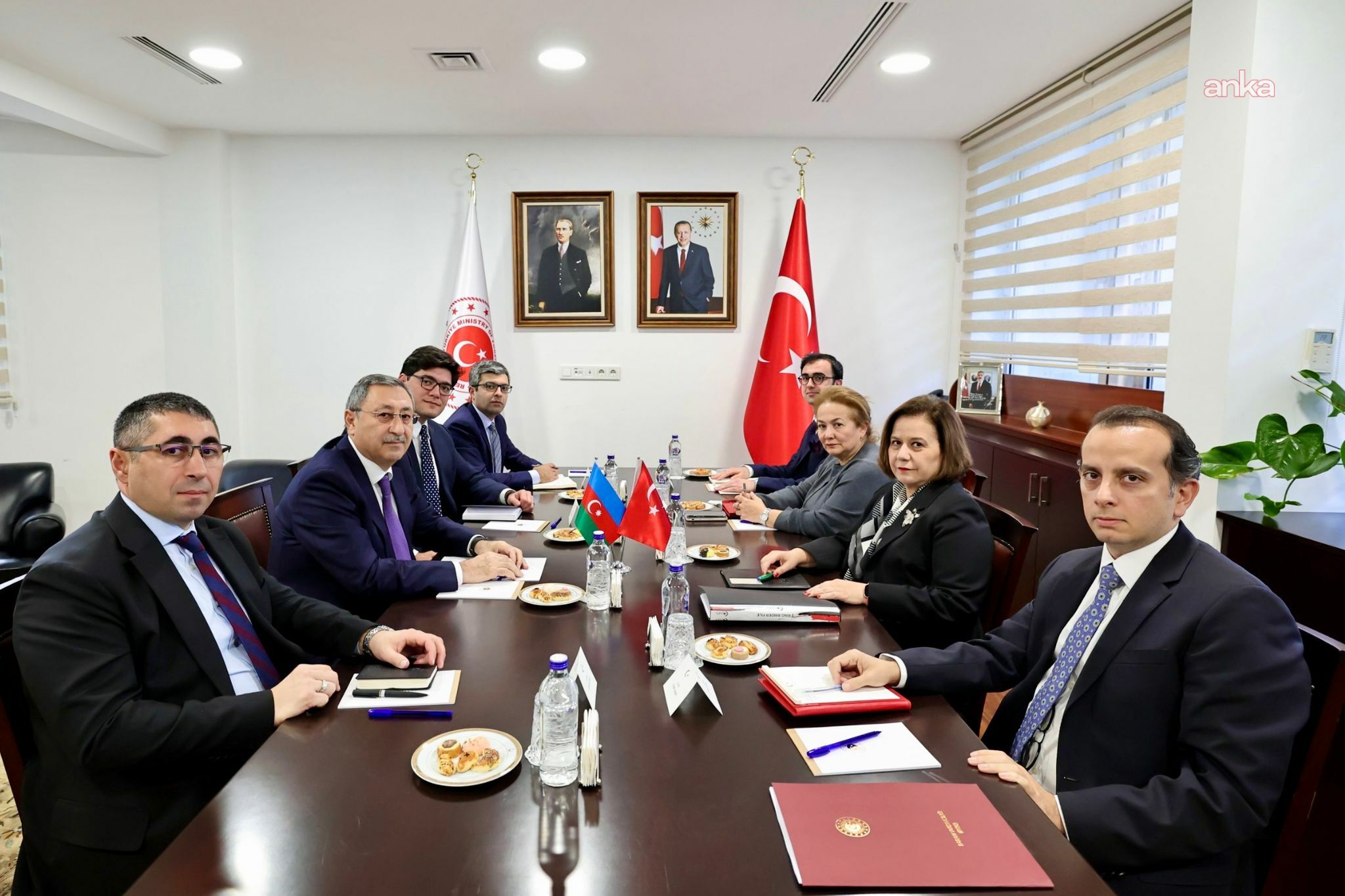 Dışişleri Bakan Yardımcısı Ekinci, Azerbaycan Cumhurbaşkanı’nın Özel Talimatlardan Sorumlu Temsilcisi Halefov ile görüştü