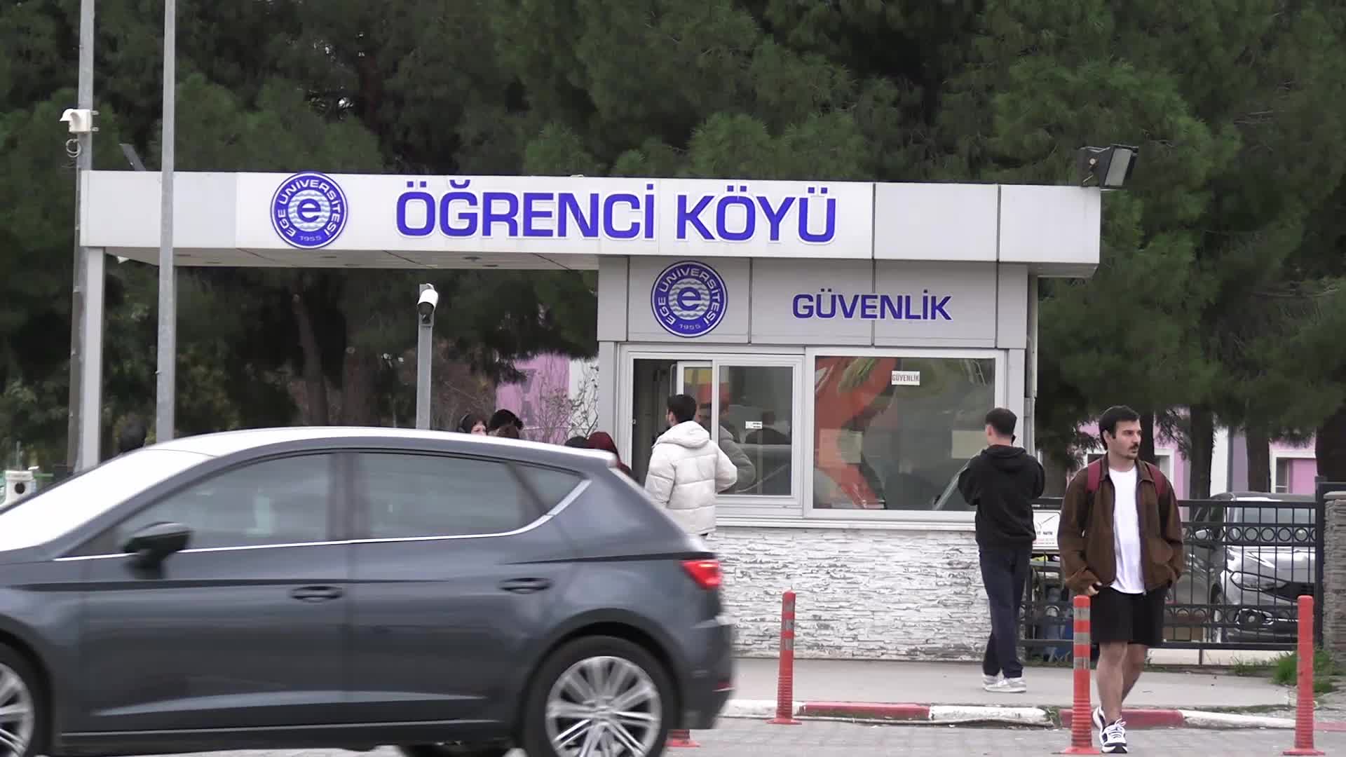 Ege Üniversitesi Öğrenci Köyü’nde depremzede öğrencilerin giriş kartları bloke edildi: “Yalnız bırakılmamız sadece 2 buçuk sene öncesiyle sınırlı kalmadı”