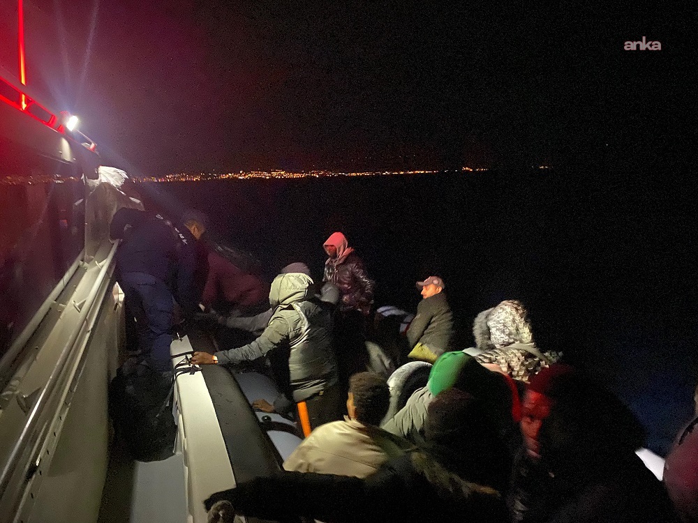 İzmir açıklarında 23 düzensiz göçmen yakalandı
