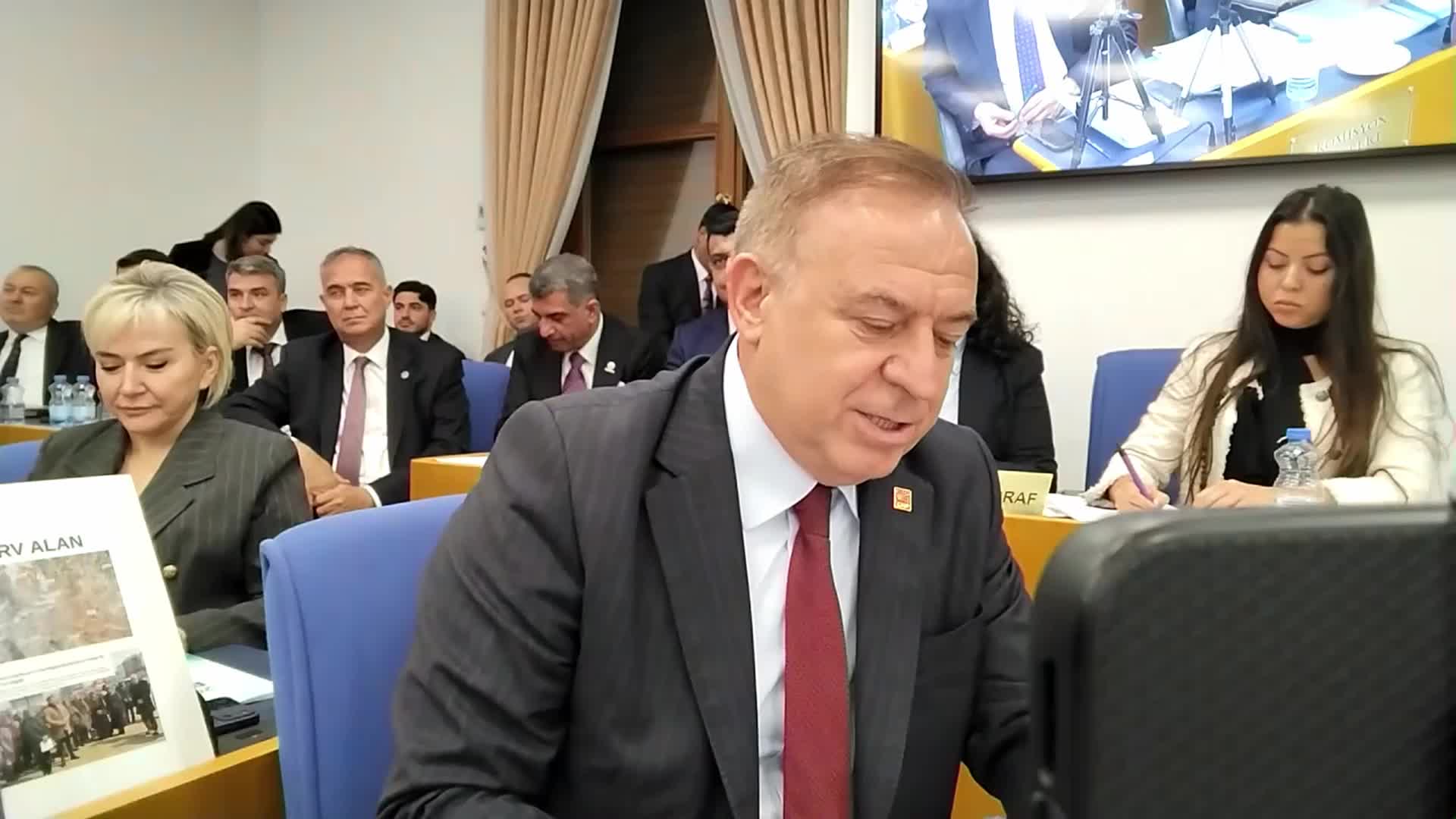 2026 bütçesi Plan ve Bütçe Komisyonu’nda… Gökan Zeybek'ten Bakan Kurum'a: "Şehirlerin ihtiyacı olan suyu temin etmek iktidarınızın görevi"