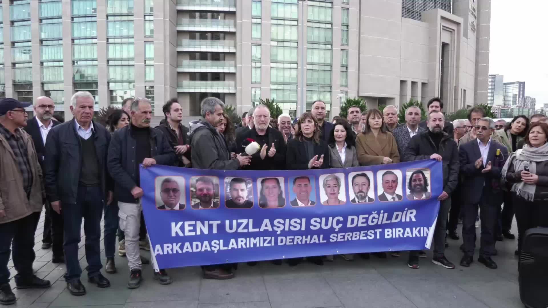 İstanbul Adliyesi önünde "Kent Uzlaşısı'na Özgürlük" açıklaması: 'Kent Uzlaşısı' davası dünya tarihine kara bir lekedir