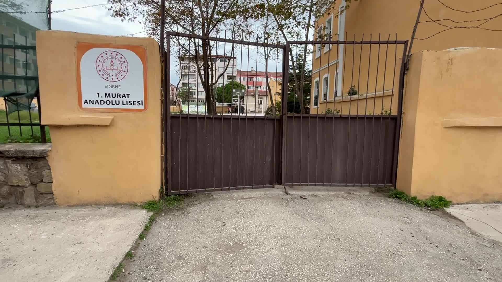 Edirne'de yıkımına karar verilen okulla ilgili eylemler devam ediyor... Edirne Valisi Sezer: "Alternatifsizlikten 1. Murat Anadolu Lisesi’ni kullanıyoruz"