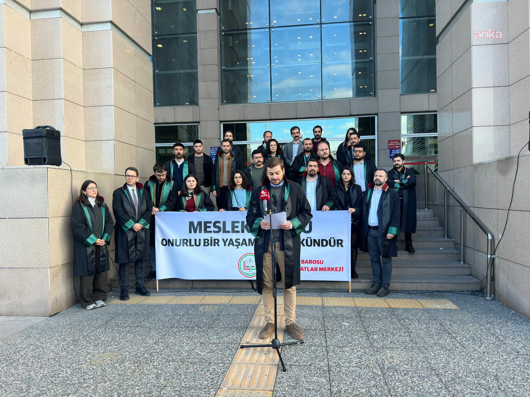 İstanbul Barosu İşçi Avukatlar Merkezi: Binlerce genç işçi arkadaşımız esnek çalışma adı altında sınırsız çalışmaya zorlanmakta, güvencesiz sözleşmelerle her an işsiz kalma korkusuyla yaşamaktadır