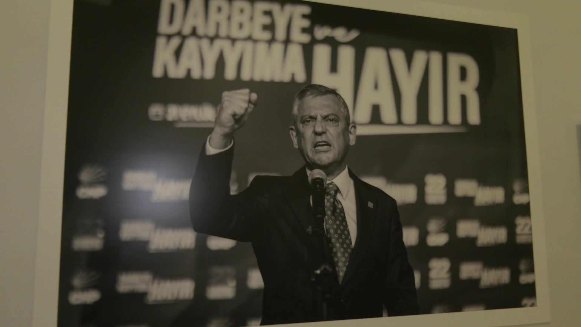 CHP 39’uncu Olağan Kurultayı... Özgür Özel, “Millet İradesine Sahip Çıkıyor: Darbeye Karşı Direniş” fotoğraf sergisinin açılışını yaptı... “Bugünler geçecek, yarınlara bu kareler kalacak"
