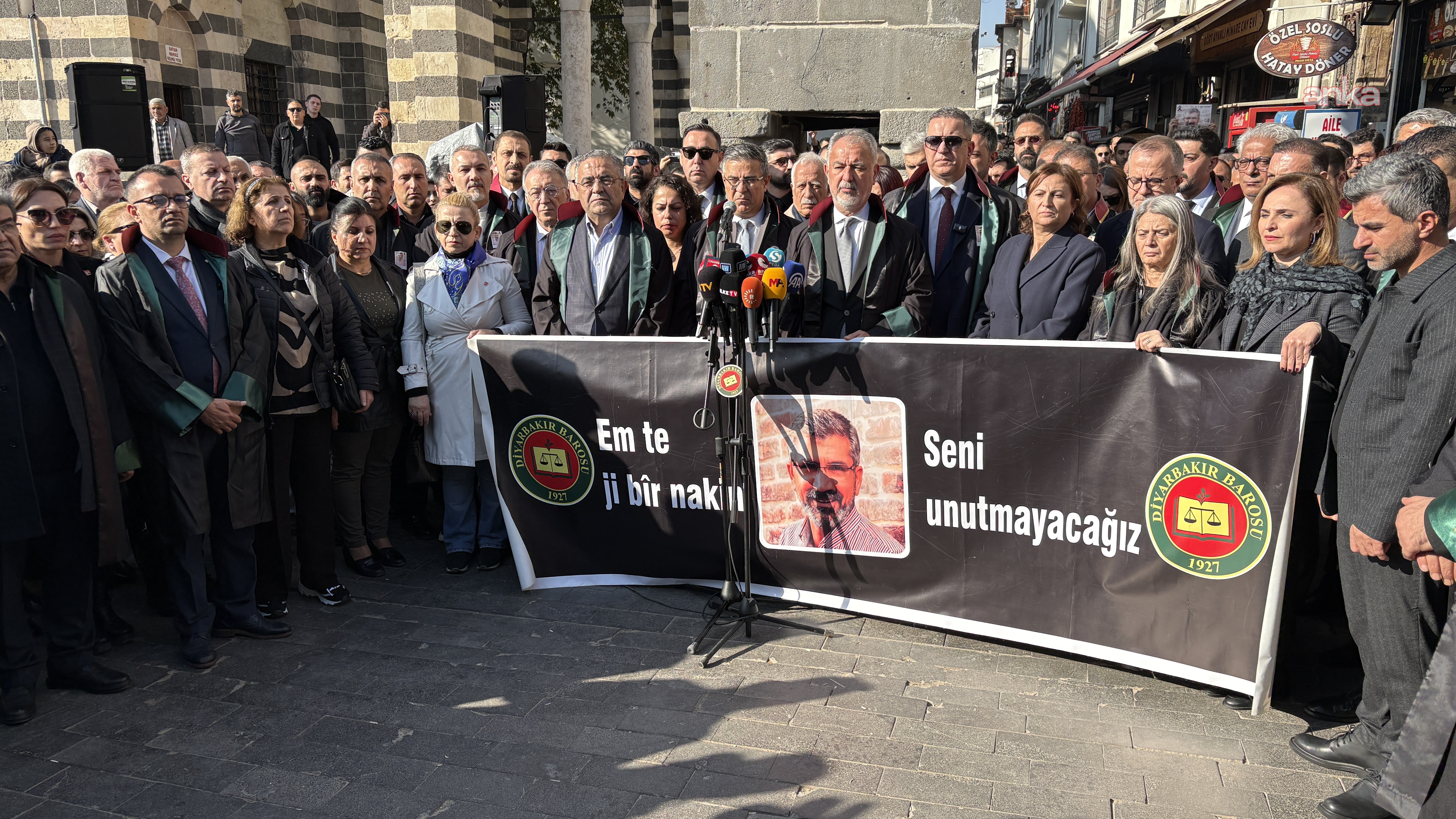 Tahir Elçi, 10 yıl önce hayatını kaybettiği yerde anıldı… Türkan Elçi: “Bir inancın sesi olan bu minarenin menfur bir cinayetle anılmasından hicap duyuyorum”