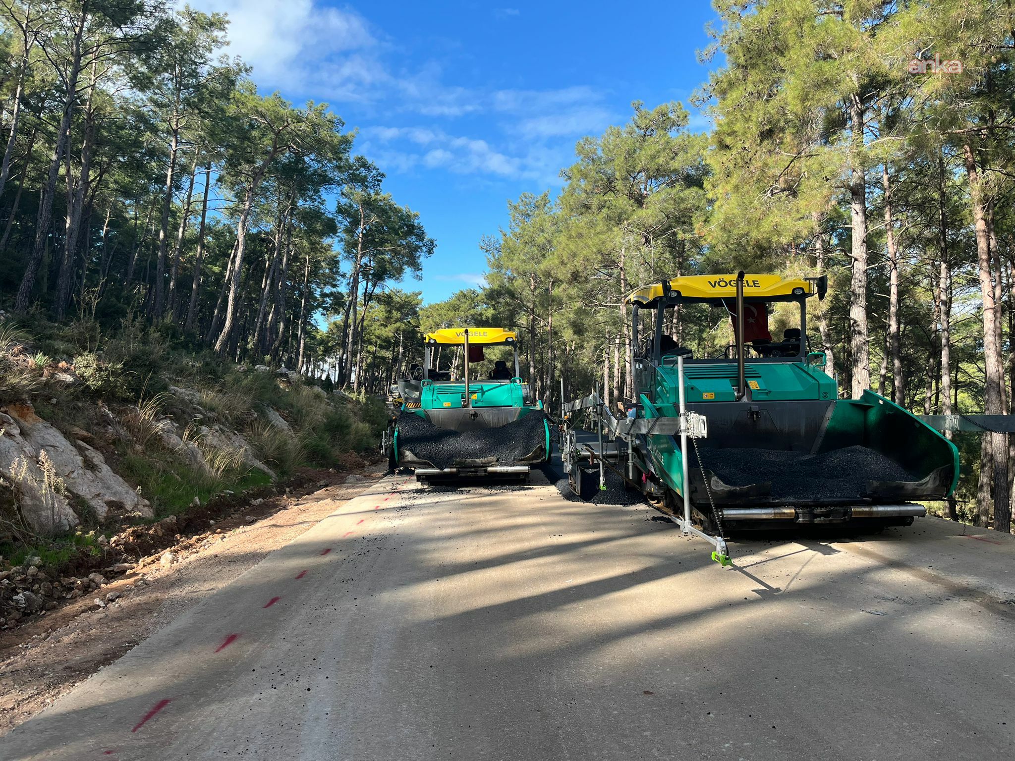Muğla Büyükşehir Belediyesi, Ölüdeniz'de yol çalışmalarına devam ediyor
