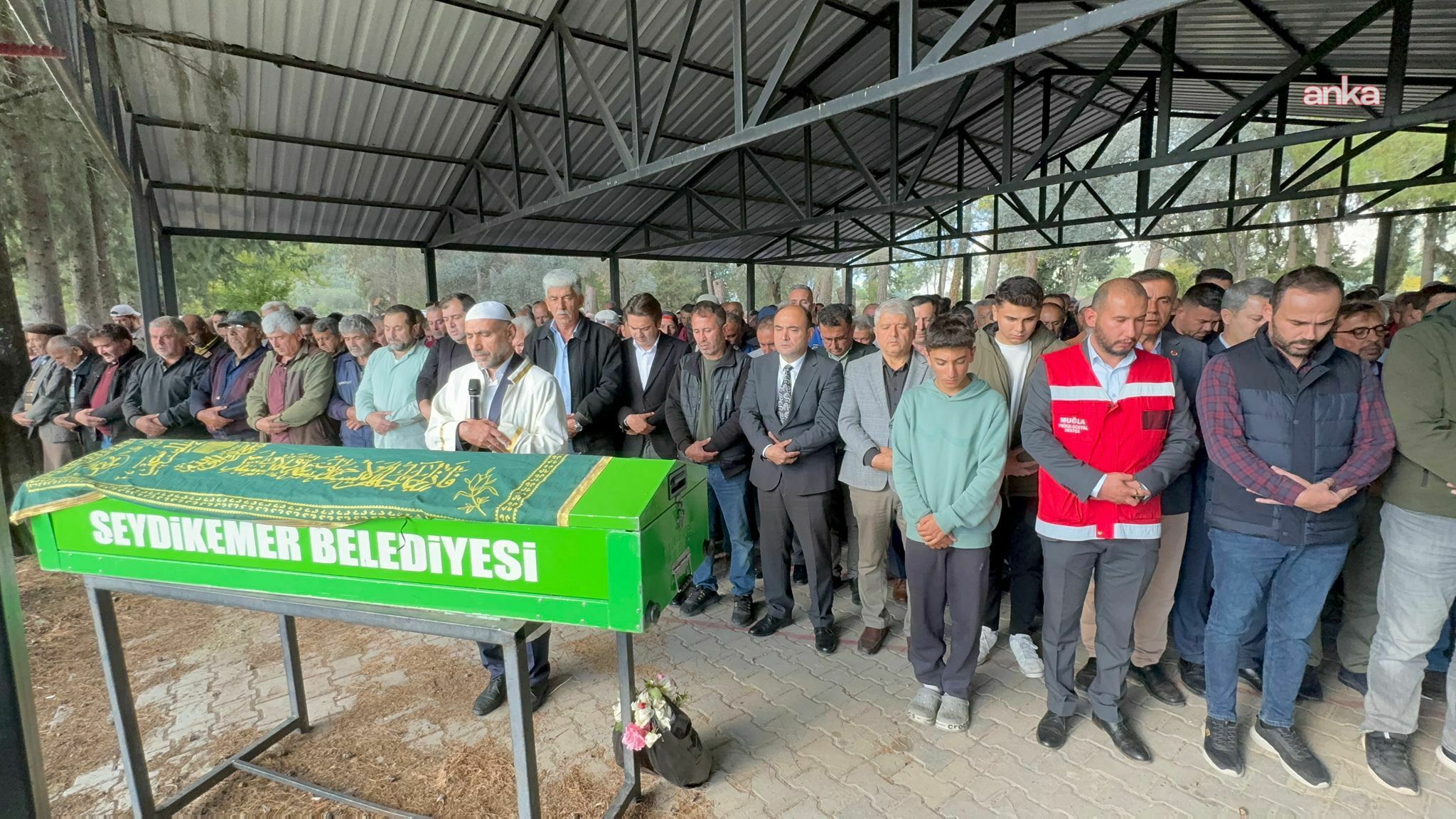 Muğla'da zehirlenme şüphesi ile hayatını kaybeden Neslinur Topal, son yolculuğuna uğurlandı