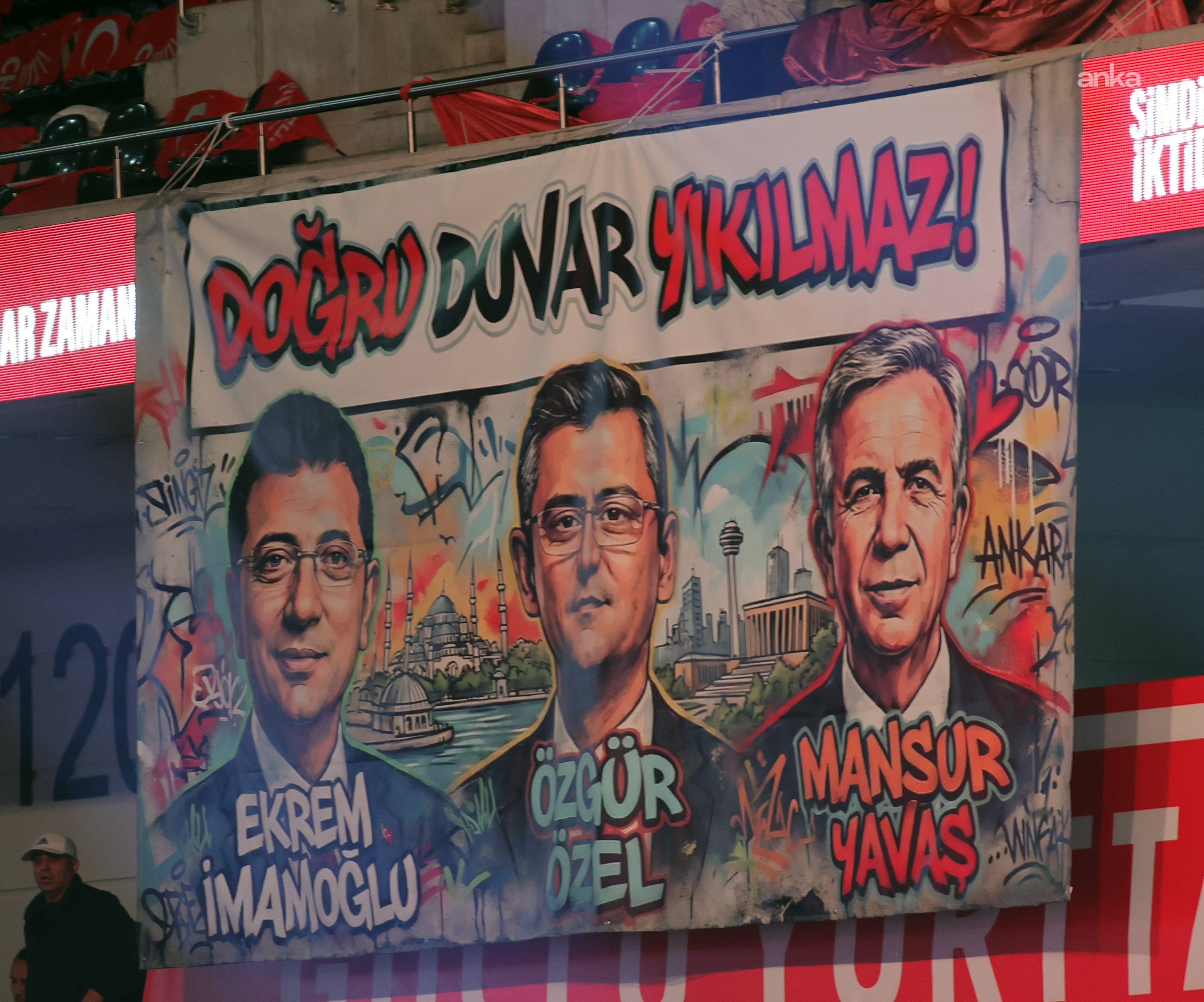 CHP'nin 39'uncu Olağan Kurultayı...  Partililer yerini aldı, Özgür Özel salona geldi