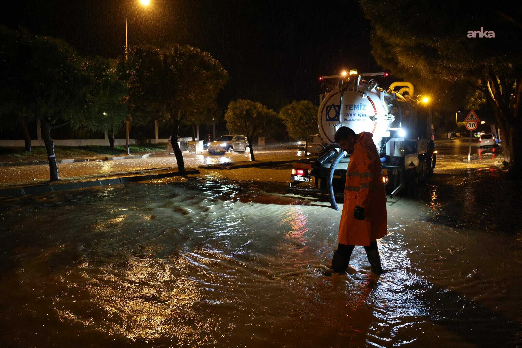 Çeşme’de sağanak gece boyunca etkisini sürdürdü: 167 ihbar, yazlık bölgelerde su baskınları