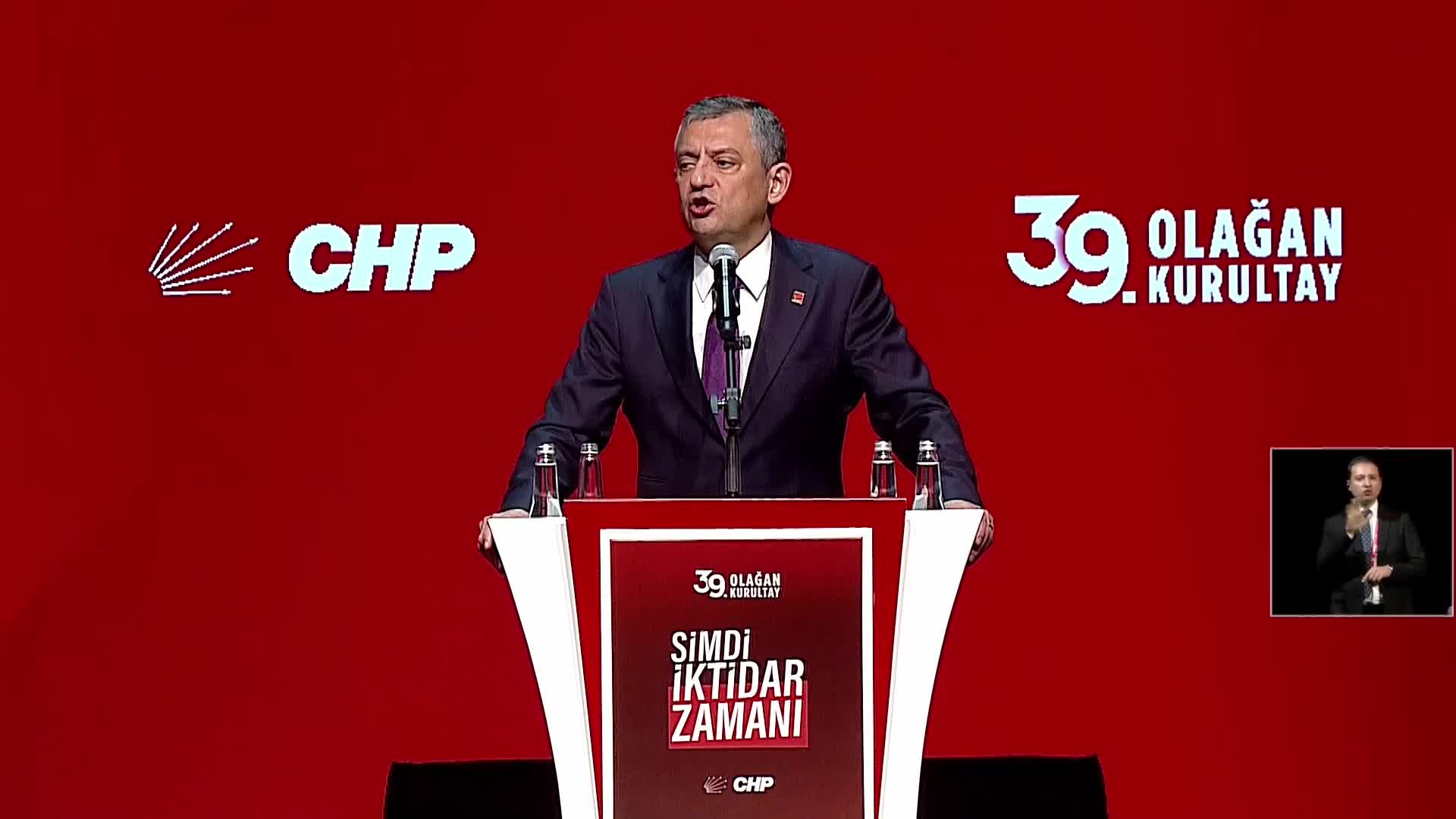 CHP'nin 39'uncu Olağan Kurultayı... Özgür Özel: Ben sizlere ilk seçime kadar güzel günler vadetmiyorum, tüm mücadelenin sonunda size iktidar vadediyorum