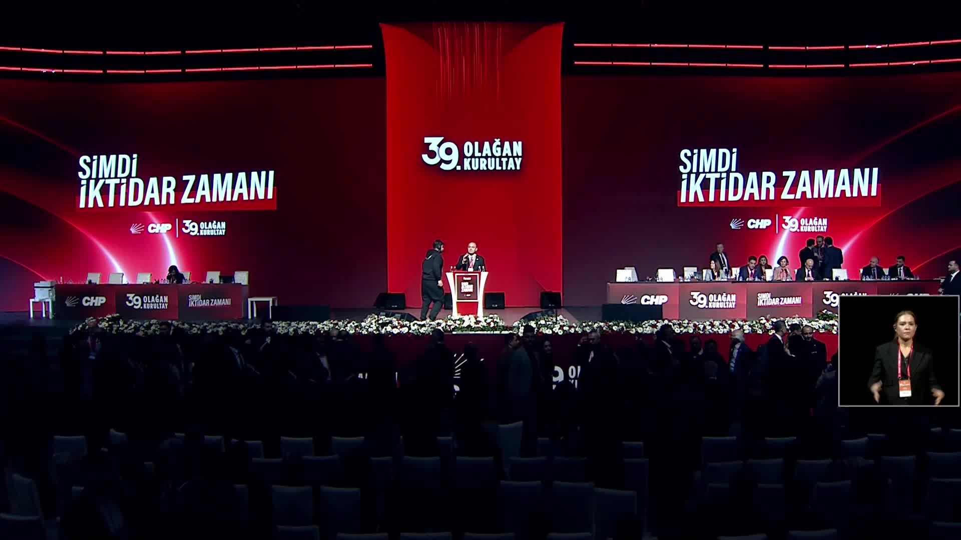 CHP’nin 39'uncu Olağan Kurultayı… Hesap Raporu’nu sunan Özgür Karabat: “Hesap verilmeden geleceğe yürünmez”