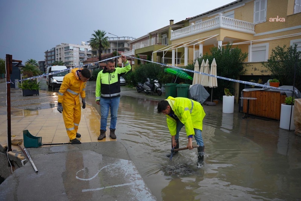 Çeşme bir günde bir aylık yağış aldı, belediye ilk andan itibaren sahadaydı