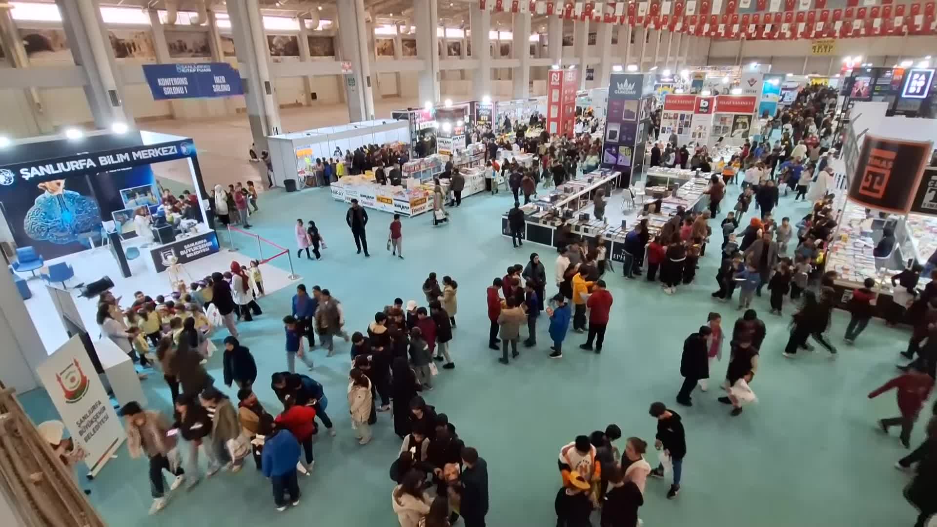 Şanlıurfa'da 20 ilkokul öğrencisi, birlikte yazdıkları kitabı fuarda imzaladı