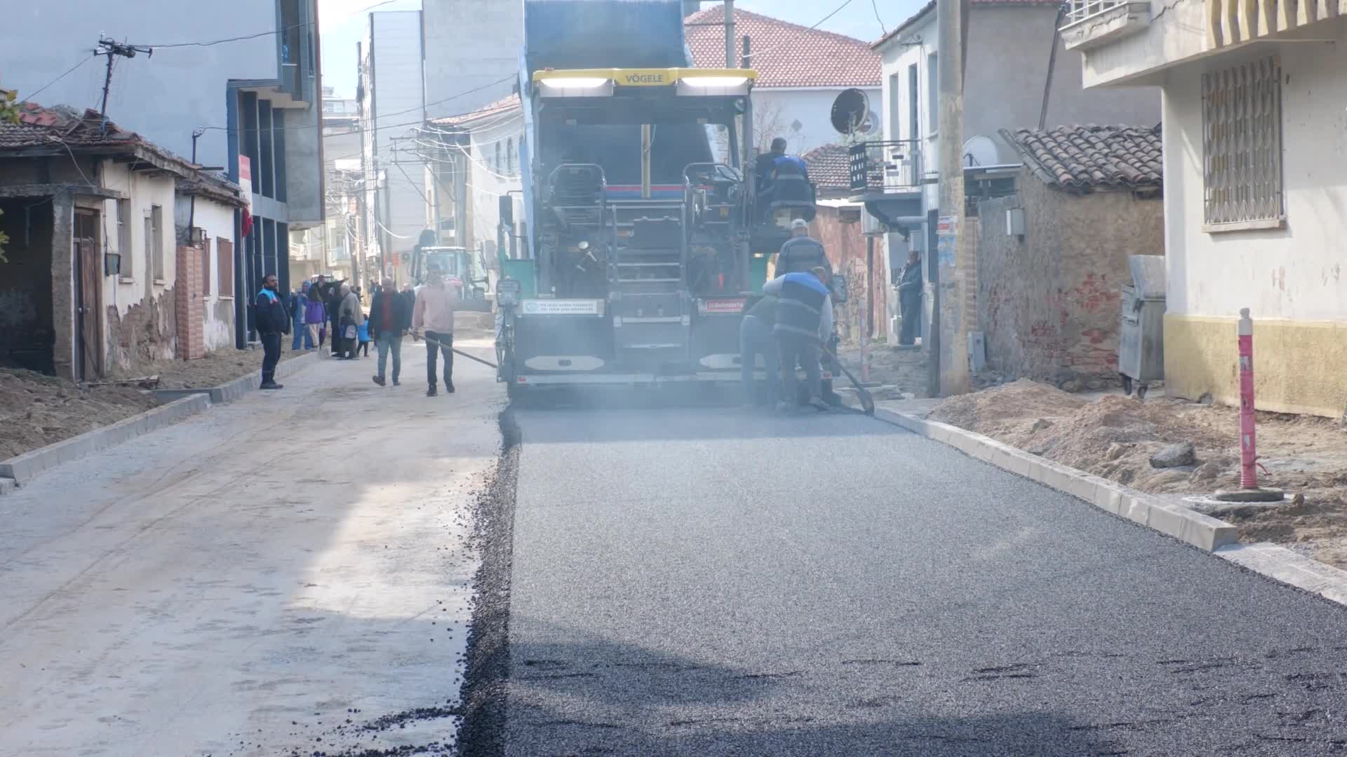 Manisa Büyükşehir Belediyesi, Ahmetli Cami Caddesi’nde asfalt çalışmalarına başladı