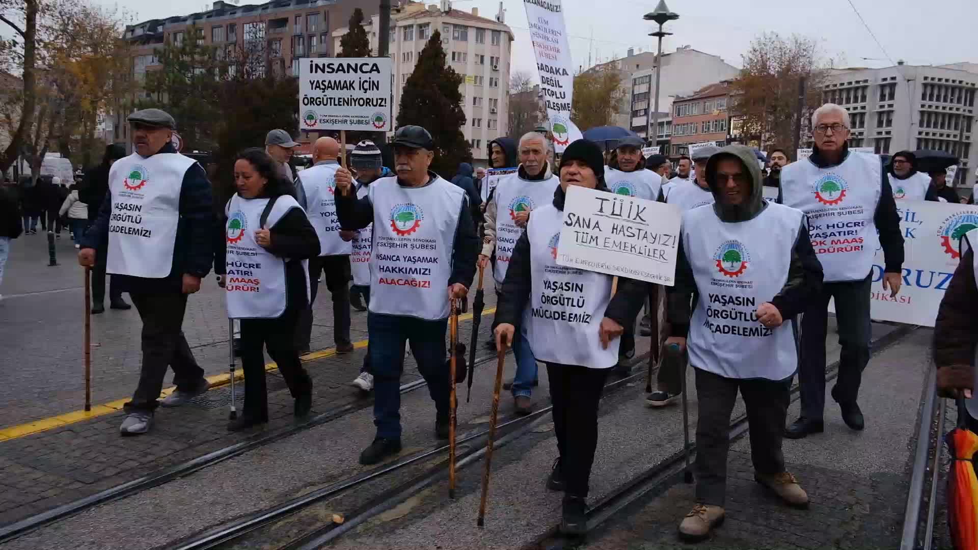 Eskişehir’de emeklilerden bastonlu eylem: "Adaletli maaş düzenlemesi istiyoruz"