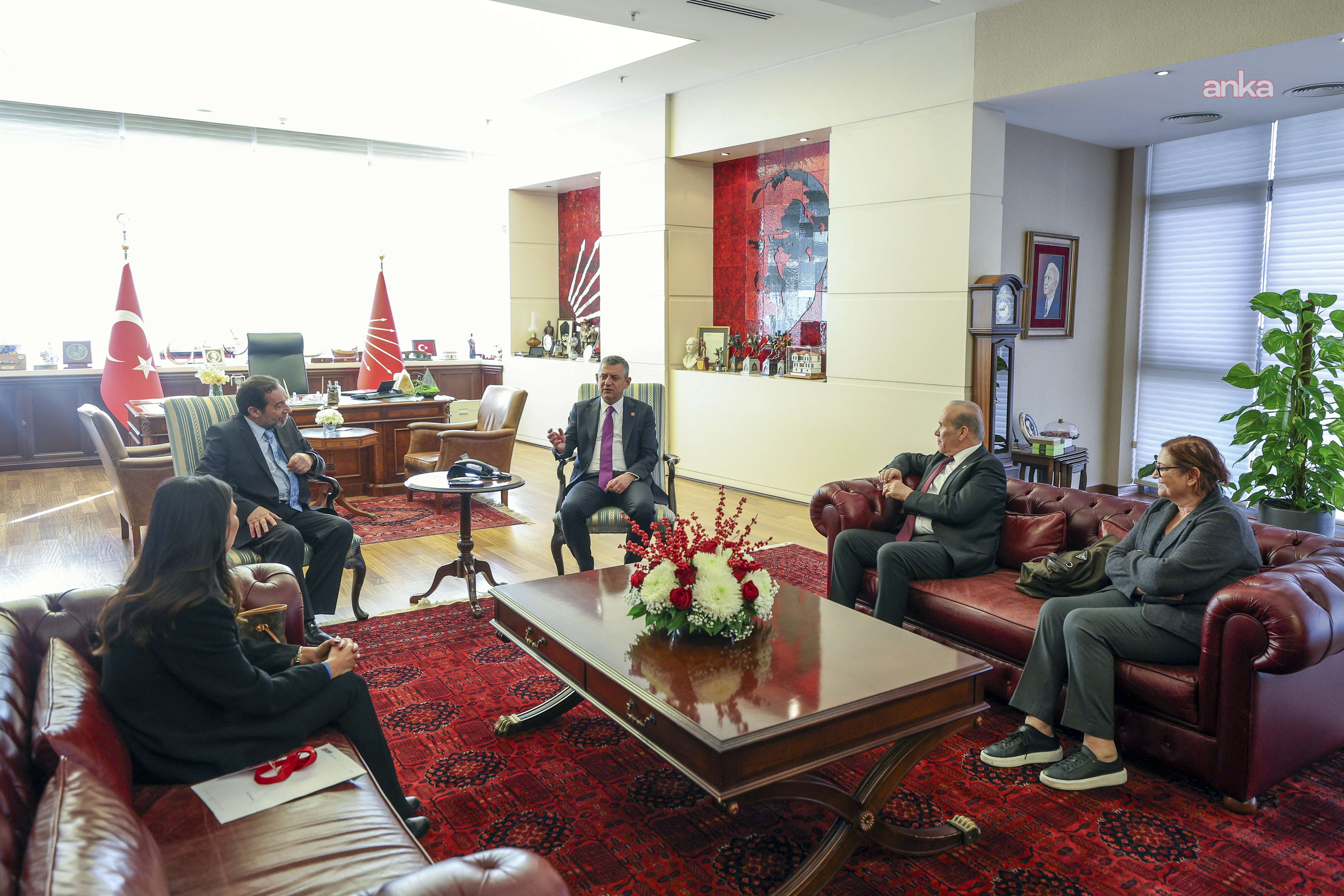 CHP Genel Başkanı Özgür Özel, Serdar Denktaş ile bir araya geldi