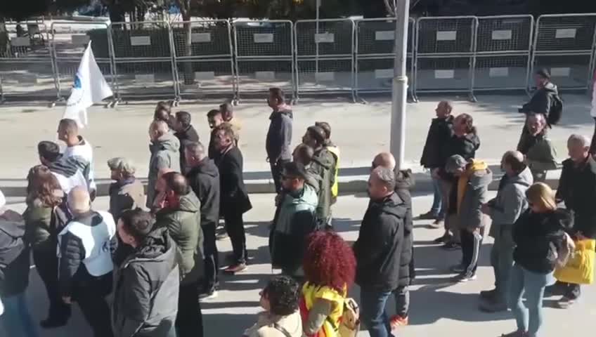KESK’ten Van'da “Geçinemiyoruz” mitingi... Eş Genel Başkan Karagöz: "Kaynak çok ancak kaynağın başında olanların tercihi farklı"