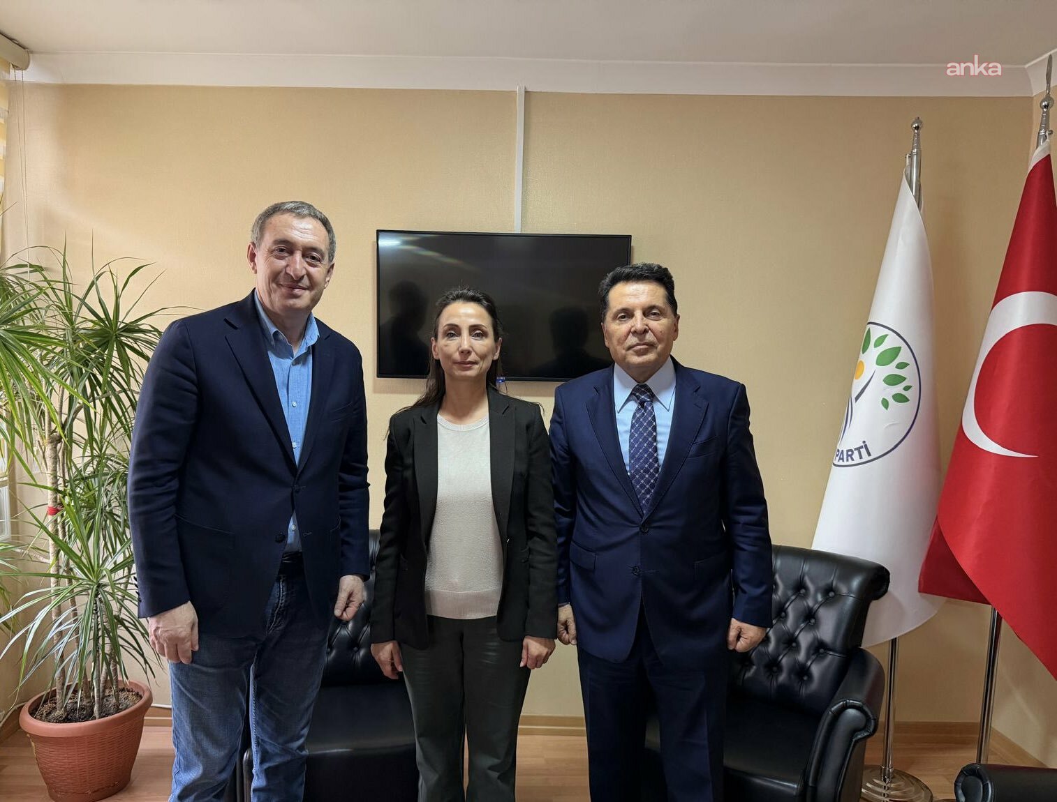 Esenyurt Belediye Başkanı Ahmet Özer, DEM Parti Eş Genel Başkanları Hatimoğulları ve Bakırhan ile görüştü: "Cumhuriyeti barış ve demokrasi ile mutlaka buluşturacağız"