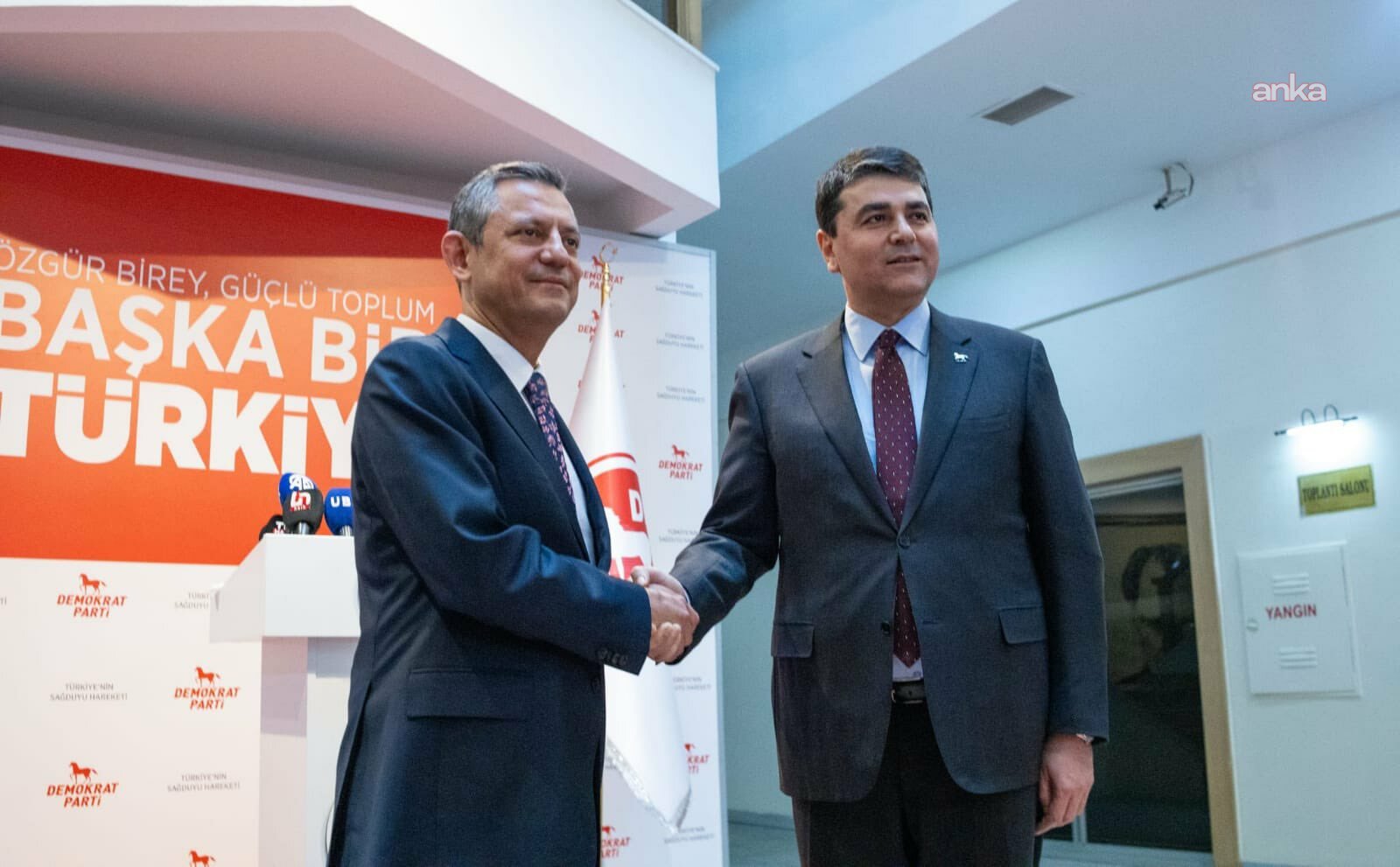 Gültekin Uysal'dan yeniden Genel Başkan seçilen Özgür Özel'e tebrik mesajı