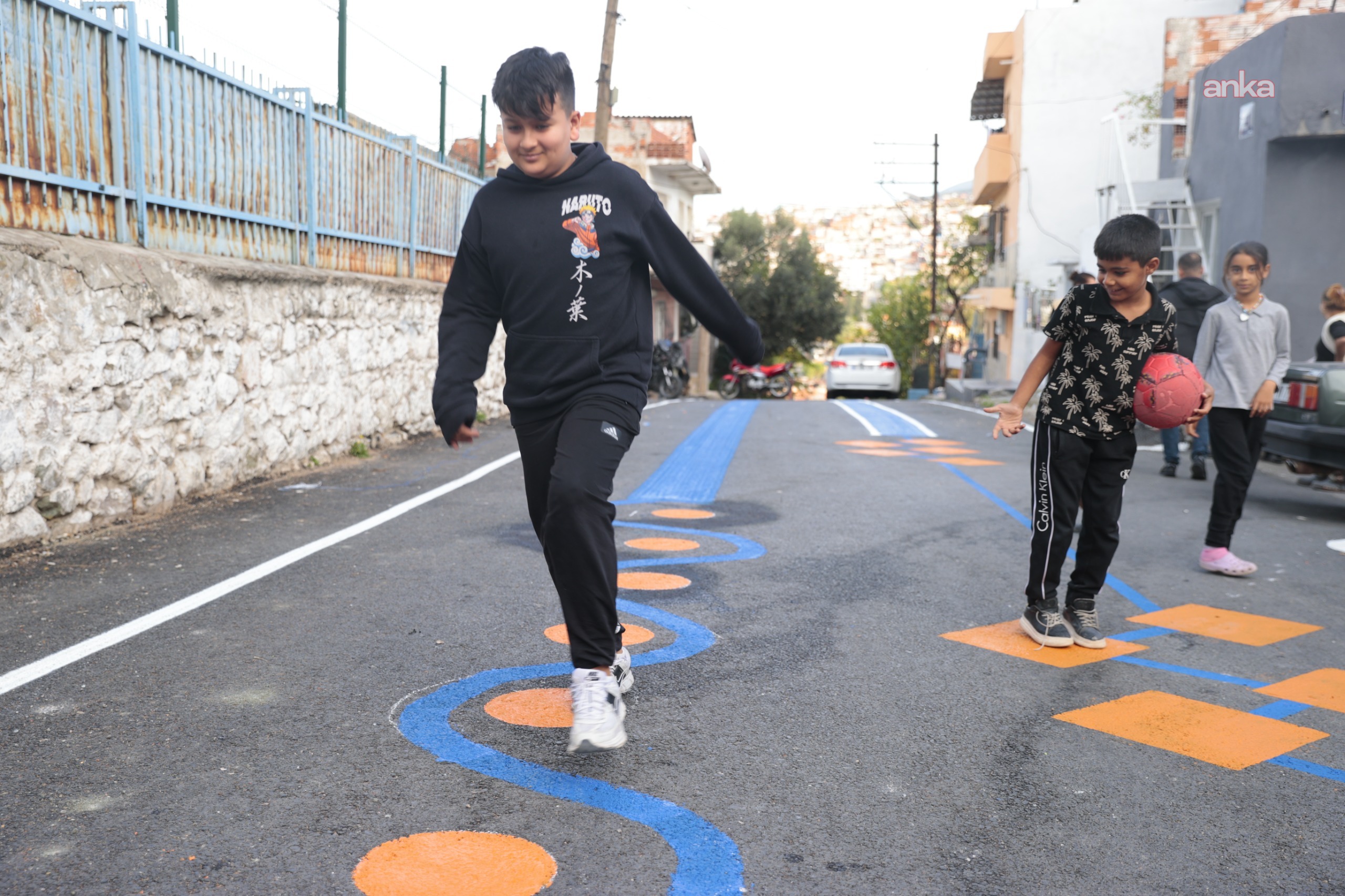 Konak’ta okul yolları renkleniyor