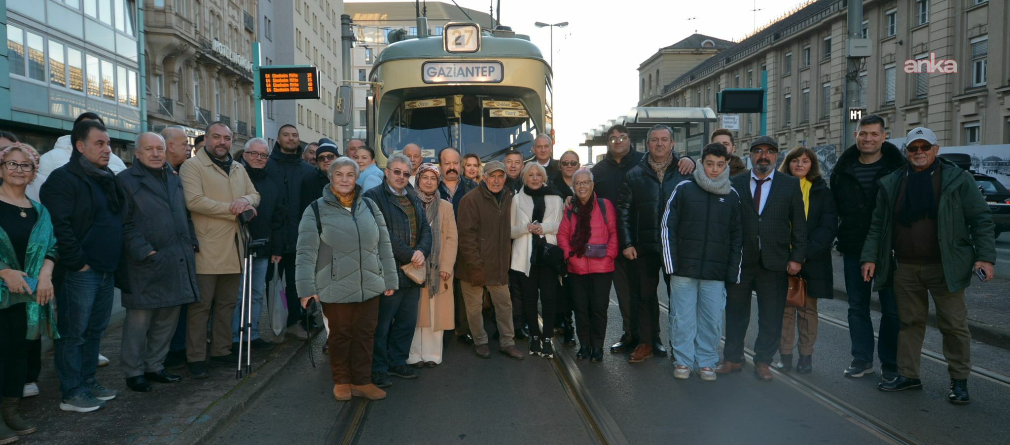 Frankfurt sokaklarında Gaziantep rüzgarı esti, Tramvayda Çiğ Köfte ve Baklava Partisi düzenlendi