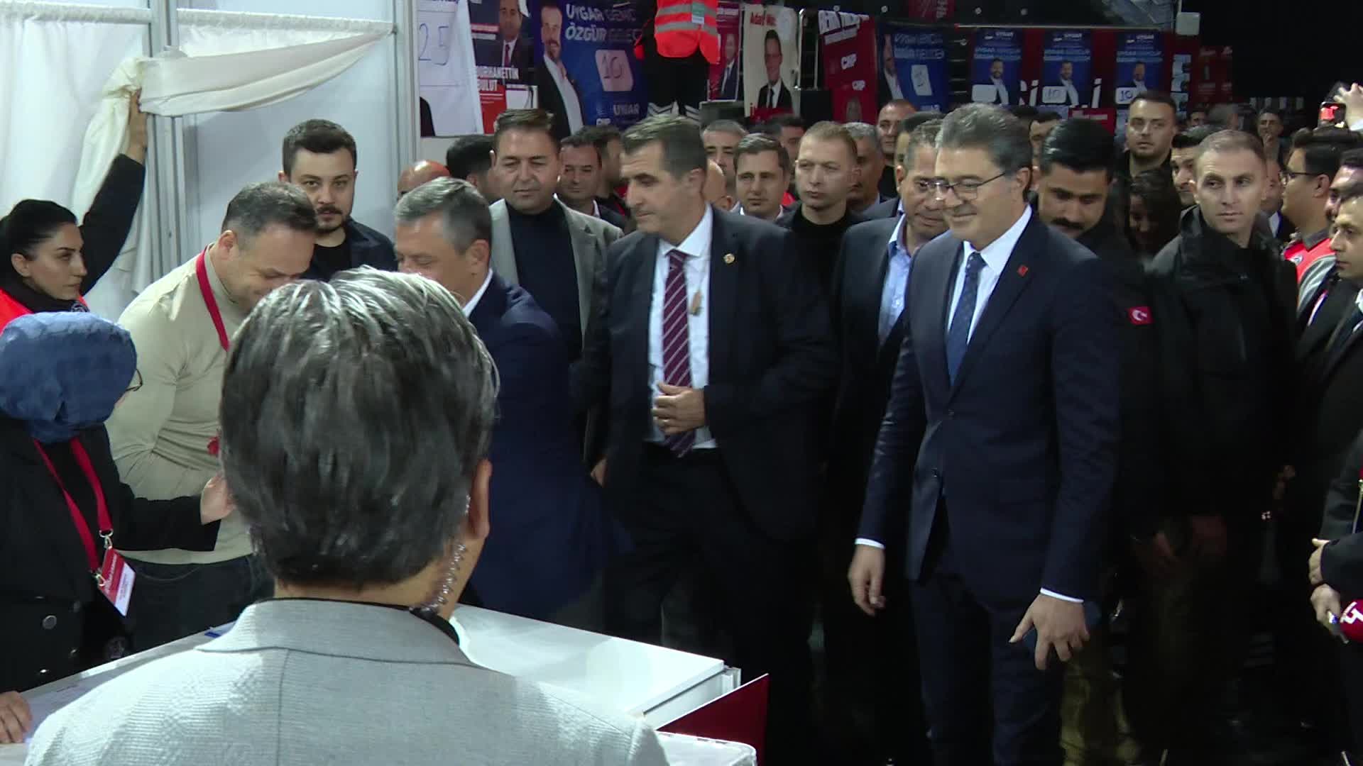 CHP'nin 39'uncu Olağan Kurultayı... Özgür Özel: Bugüne kadar verdiğimiz mücadeleyi gevşetmeden ama iktidara doğru yürüyüşün adımlarını hızlandırarak devam edeceğiz