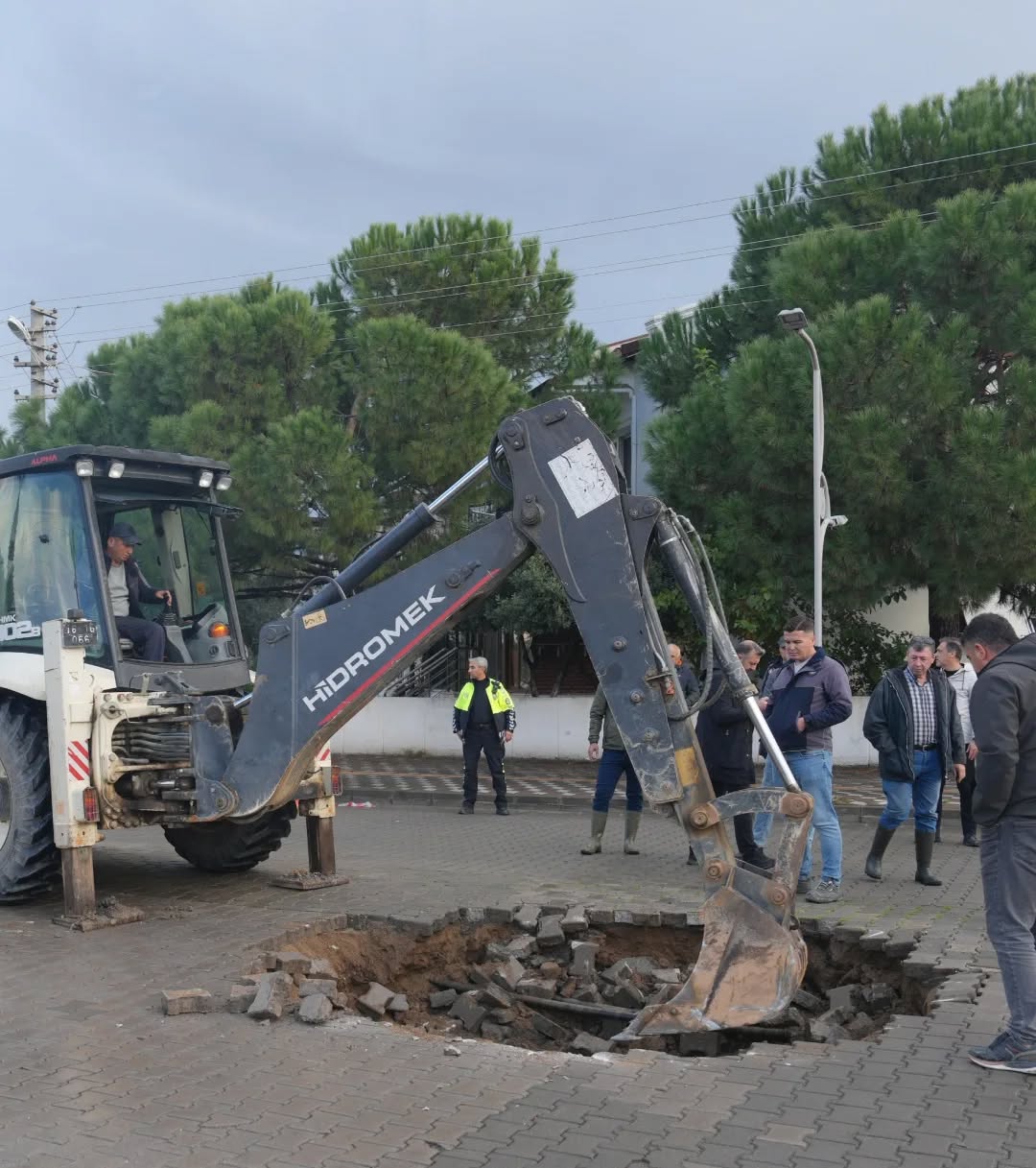 Burhaniye'de yoğun yağışların ardından kanalizasyon hattında çökme meydana geldi