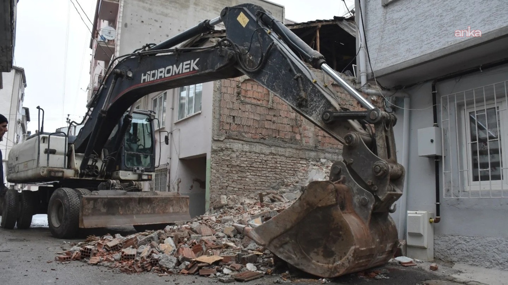 Gemlik’te risk oluşturan metruk yapılar yıkılıyor