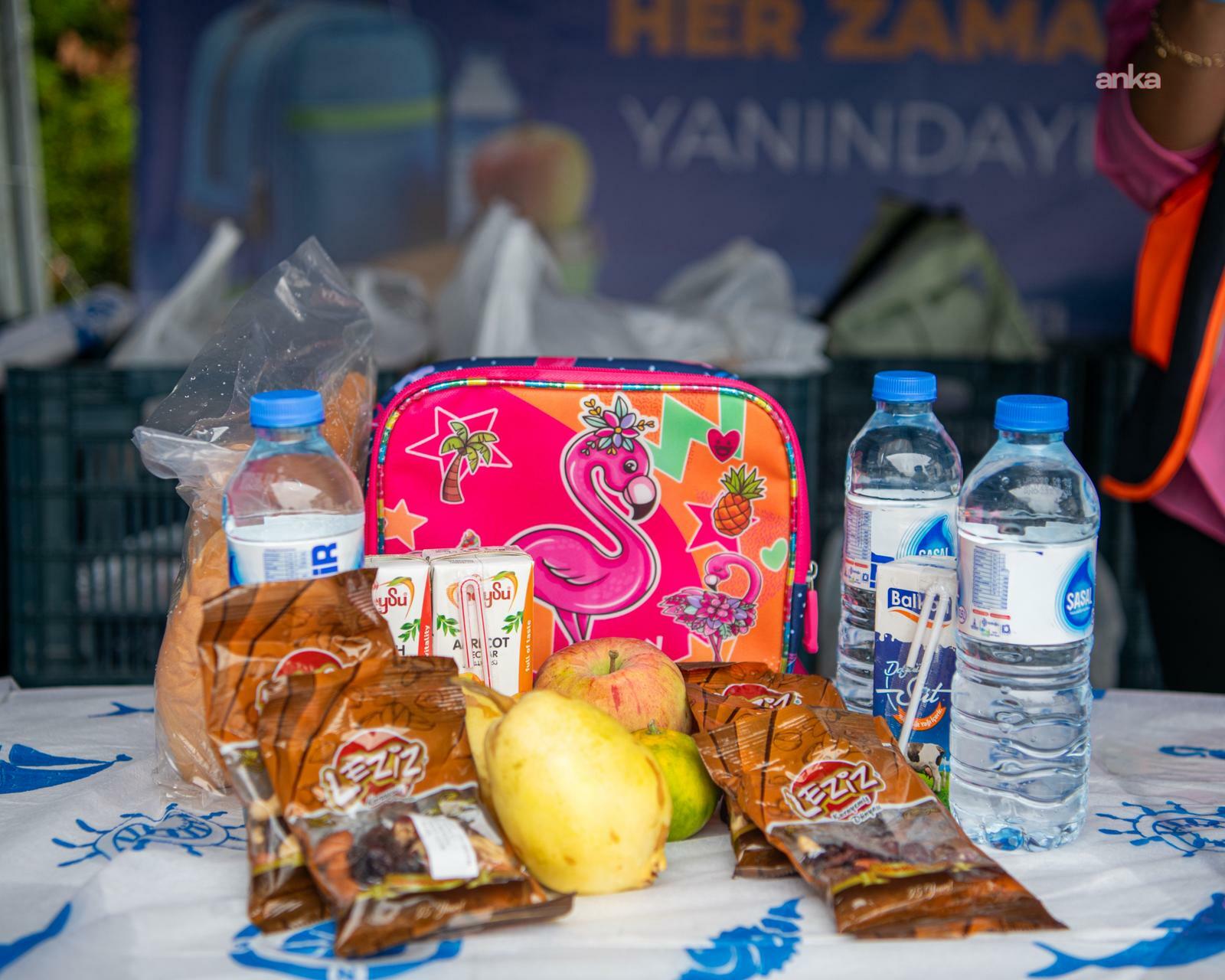 Kuşadası Belediyesi'nin öğrencilere yönelik haftalık beslenme desteği sürüyor