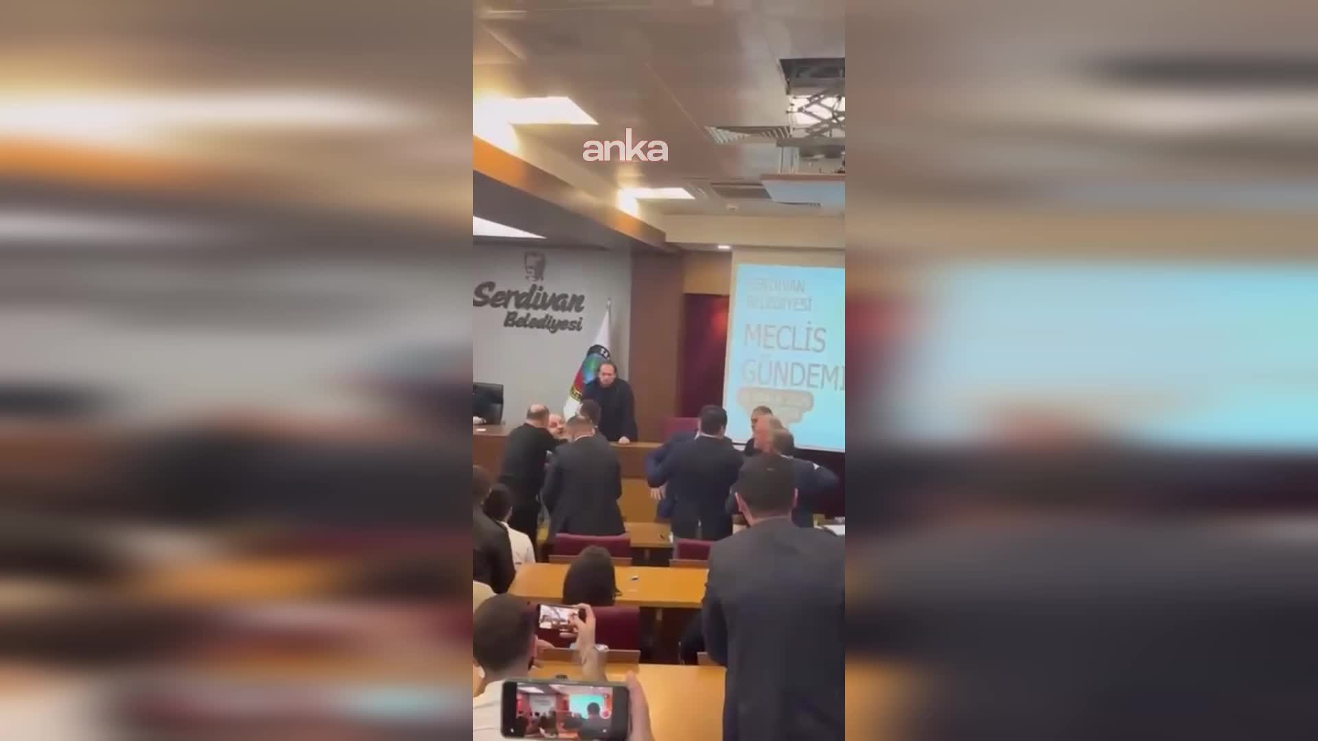 Sakarya'da Serdivan Belediye Meclisi’nde CHP'liler ile AK Parti'liler arasında gerginlik