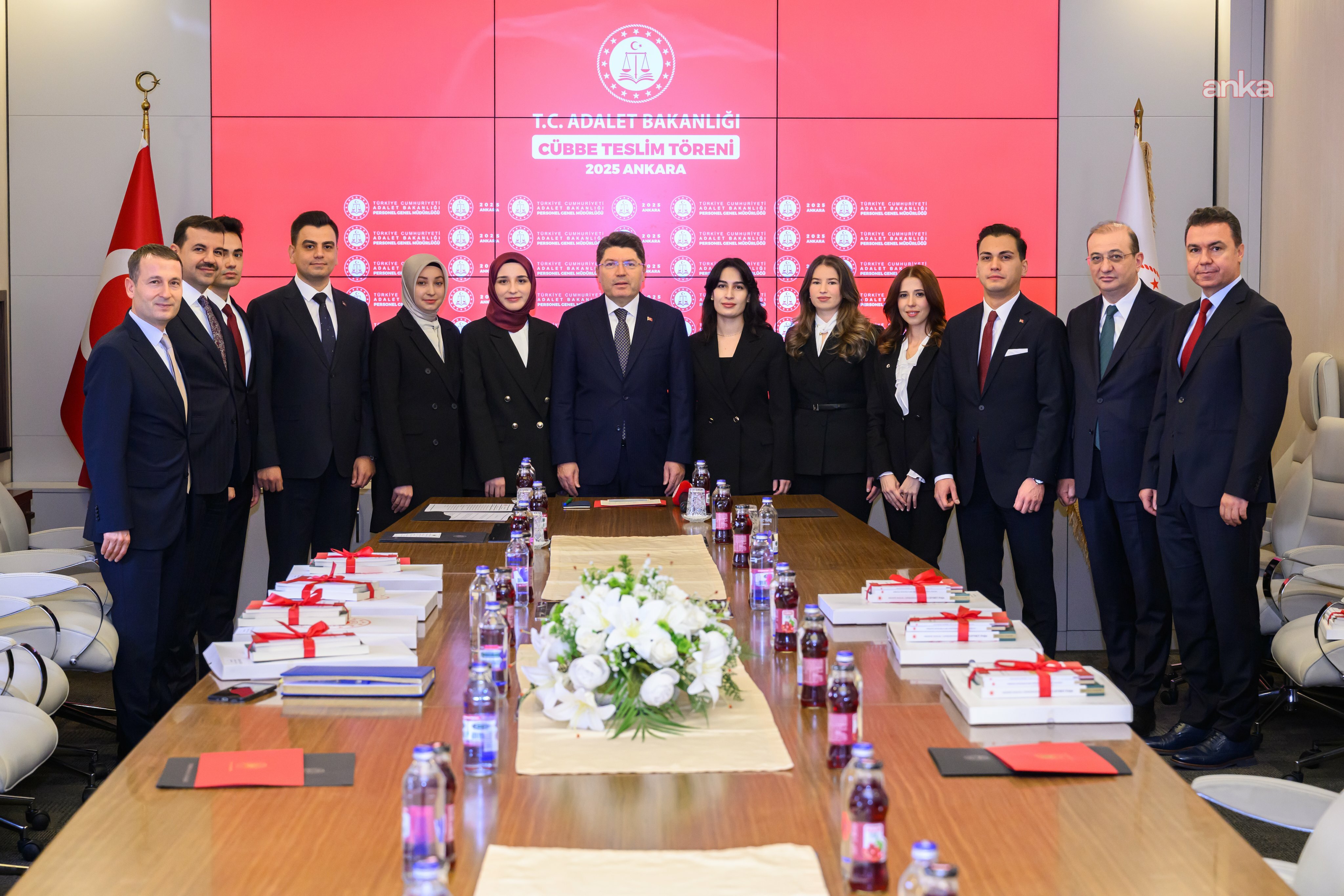Adalet Bakanı Tunç, dereceye giren genç hukukçularla bir araya geldi