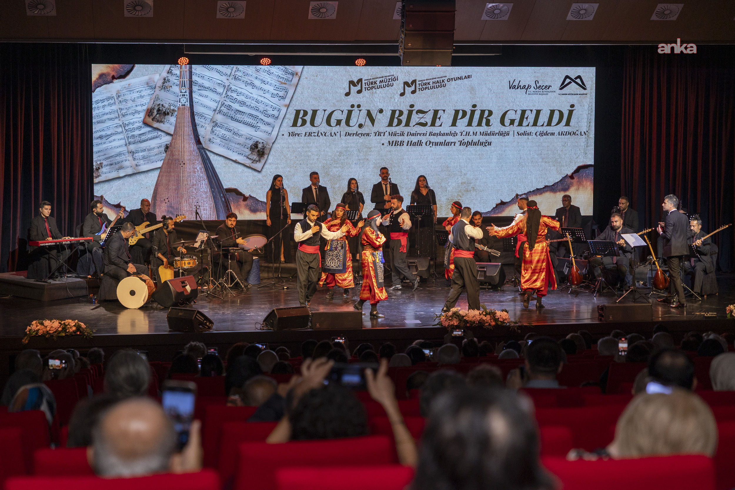 Mersin Büyükşehir Belediyesi Müzik Topluluğu, Anadolu ezgileriyle sahne aldı