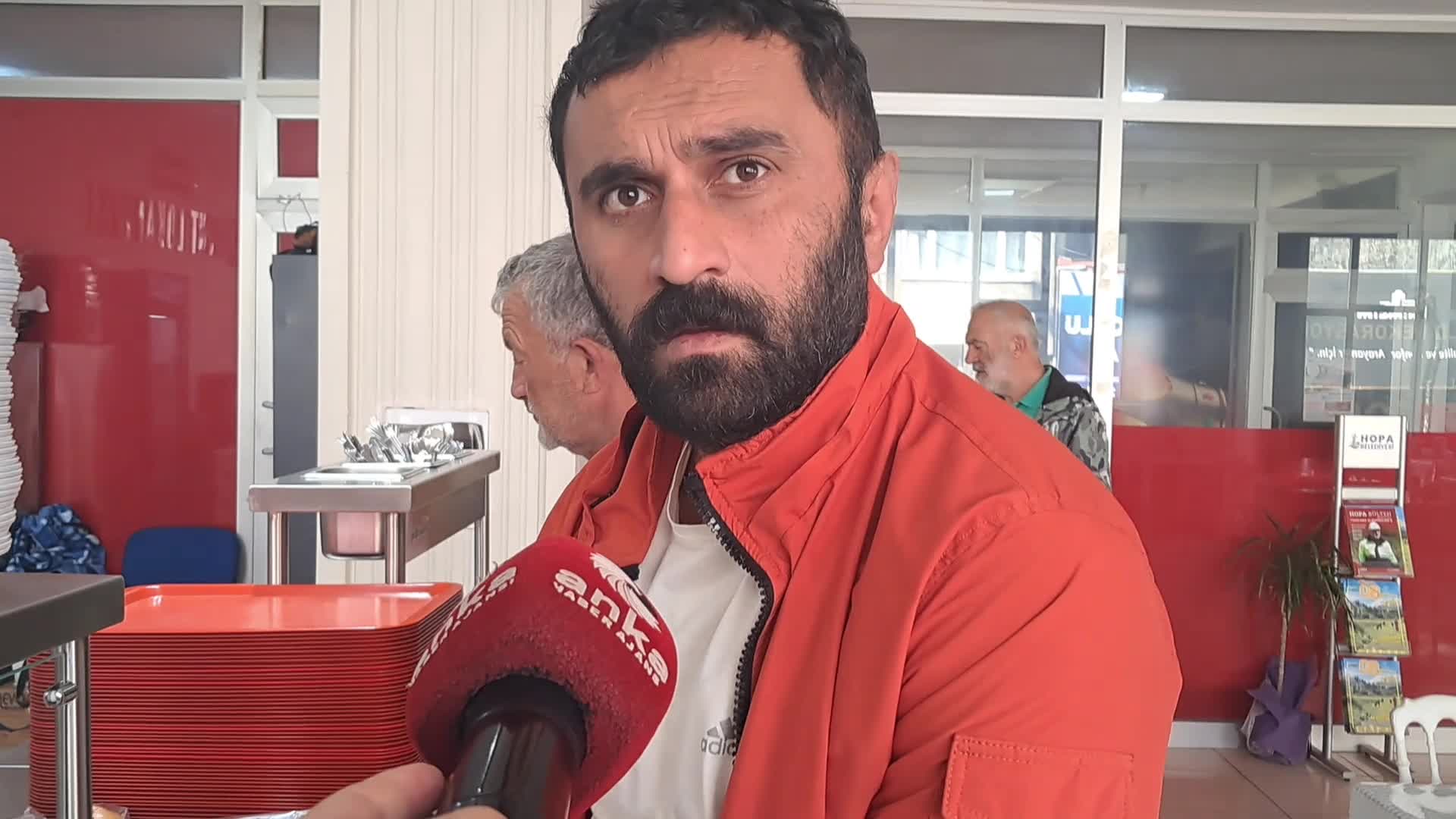 Hopa Kent Lokantası'nda 4 çeşit yemek 100 lira... Emekli yurttaşlar: Ekonomik şartlardan dolayı buraya geliyoruz