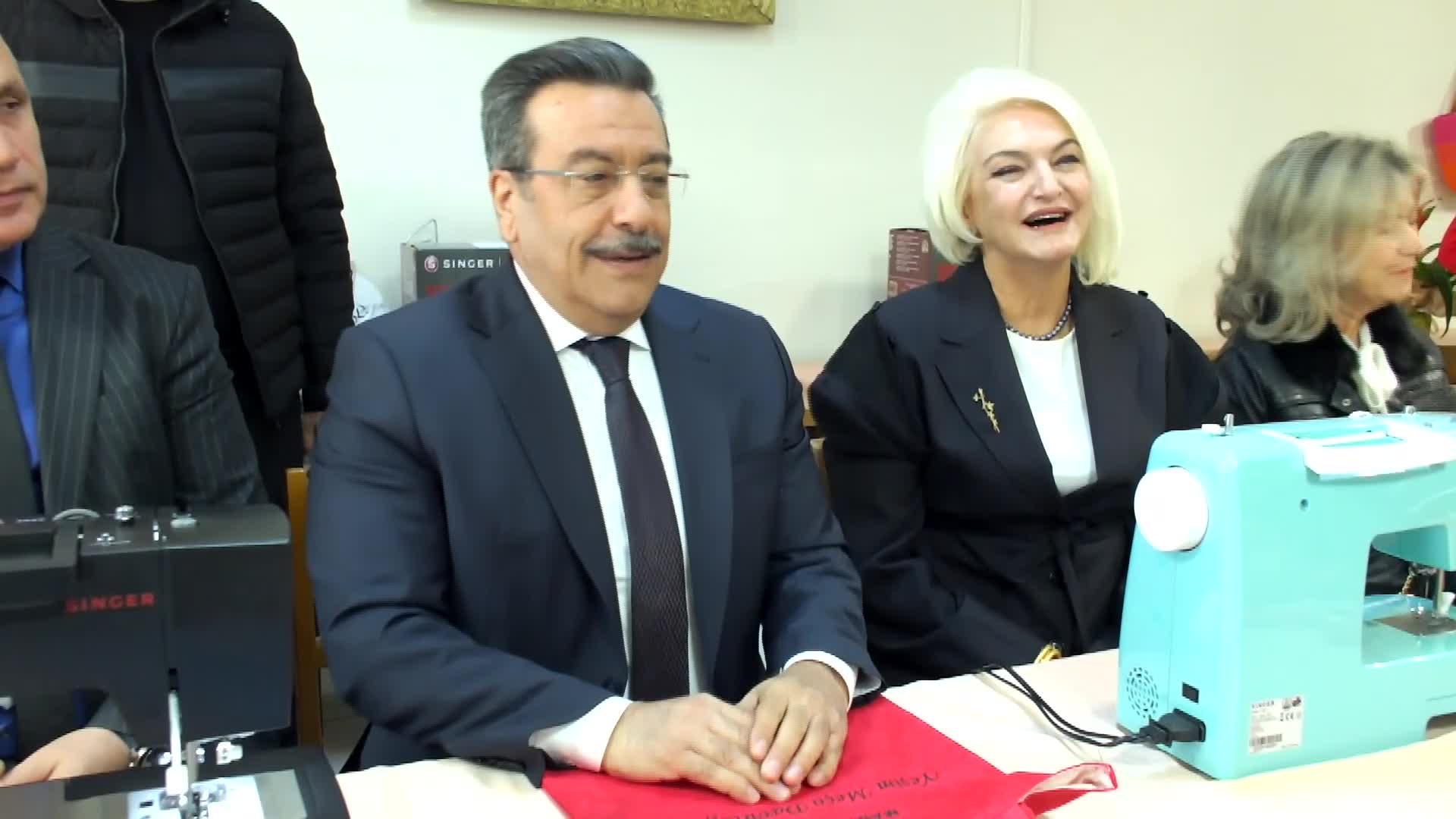Burhaniye'de giyim atölyesine 8 dikiş makinesi bağışlayan Yeşim Davutoğlu'na, kaymakam Atilla'dan teşekkür