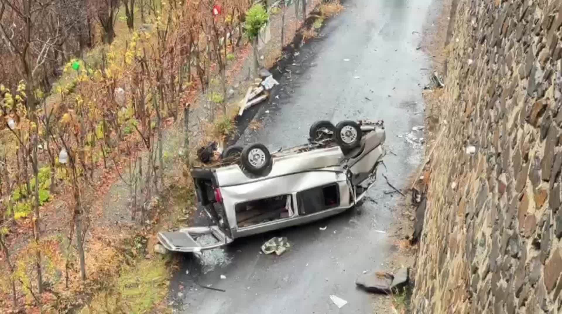 Artvin’de sürücü direksiyon hakimiyetini kaybetti, yüksekten düşen otomobilde 3 kişi can verdi