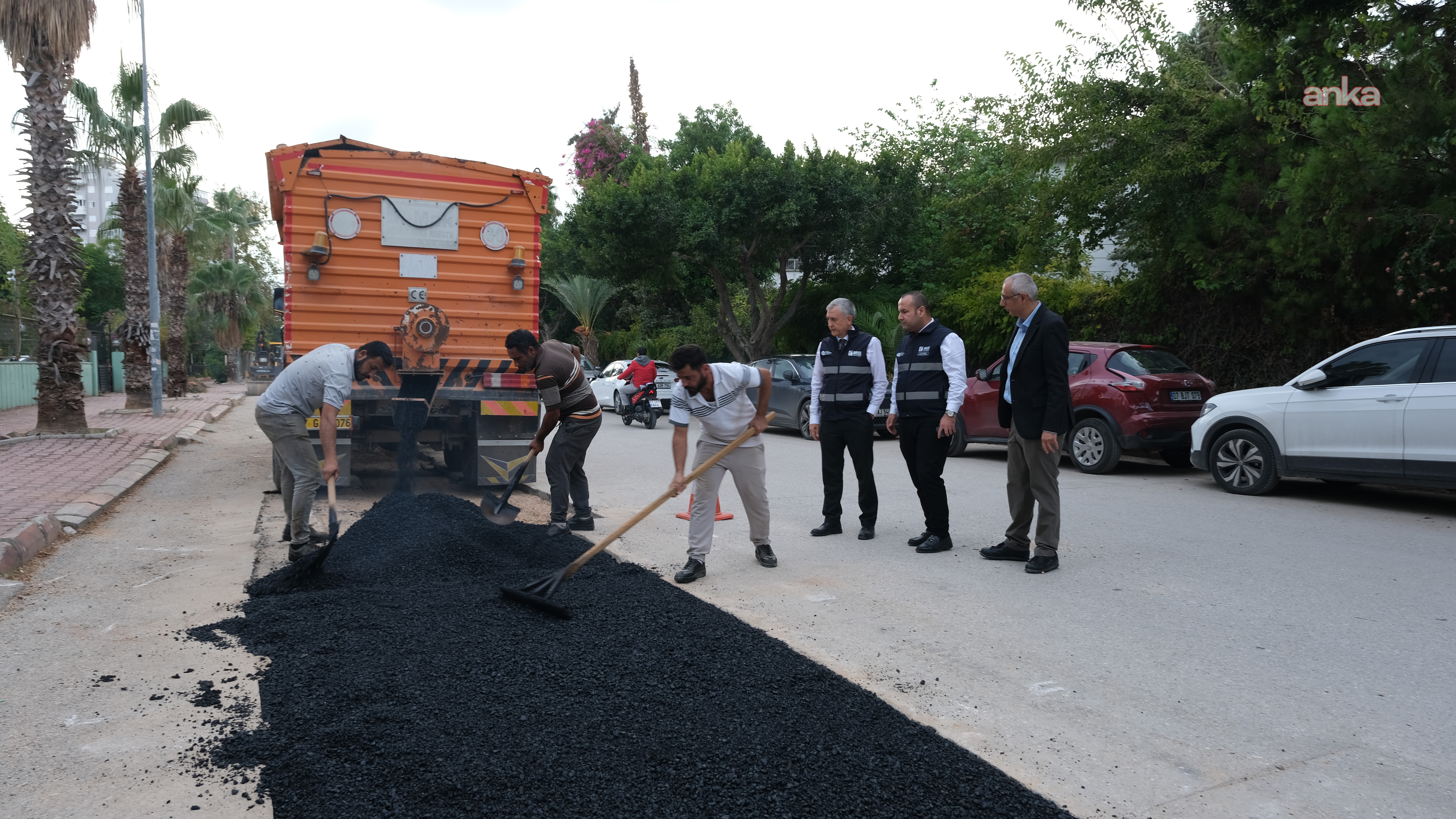Antalya Büyükşehir Belediyesi ASAT, altyapı yatırımlarını tamamlarken, asfalt çalışmalarını da hızlandırıyor