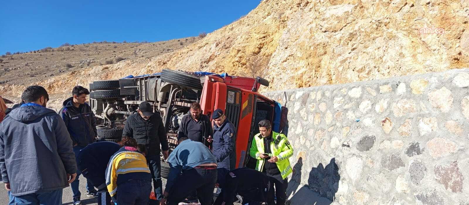 Akçadağ’da tavuk yüklü kamyon devrildi: Yüzlerce tavuk telef oldu, sürücü yaralandı