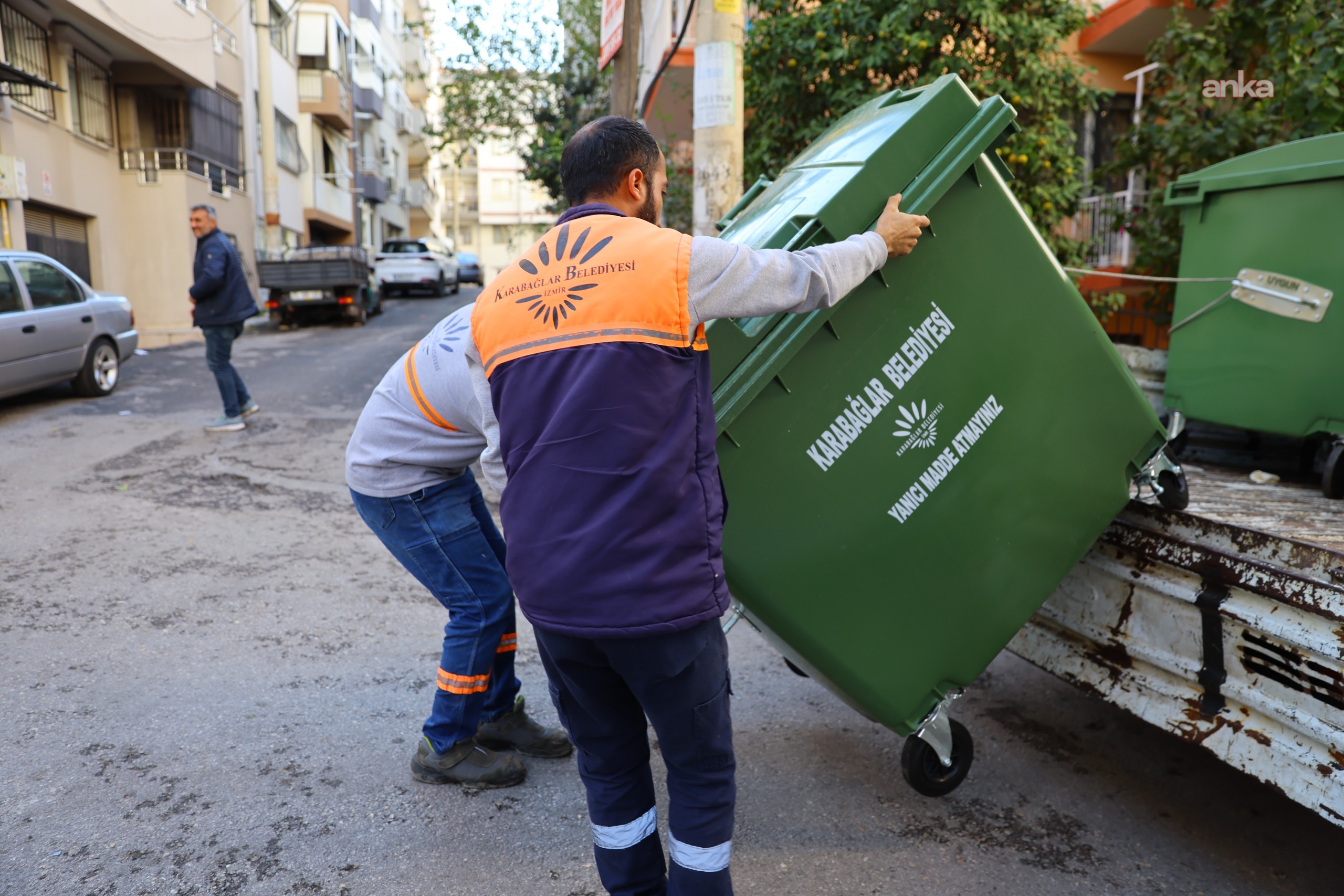 Karabağlar Belediyesi, 58 mahallede çöp konteynerlerini yeniliyor