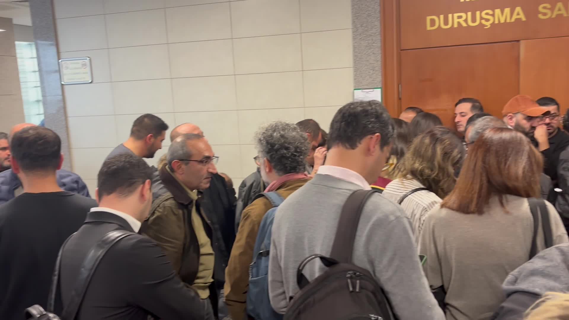 Tutukluluğunun 201’inci gününde ilk kez hakim karşısına çıkan gazeteci Furkan Karabay, iddianameyi yırtarak savunma yapmayı reddetti