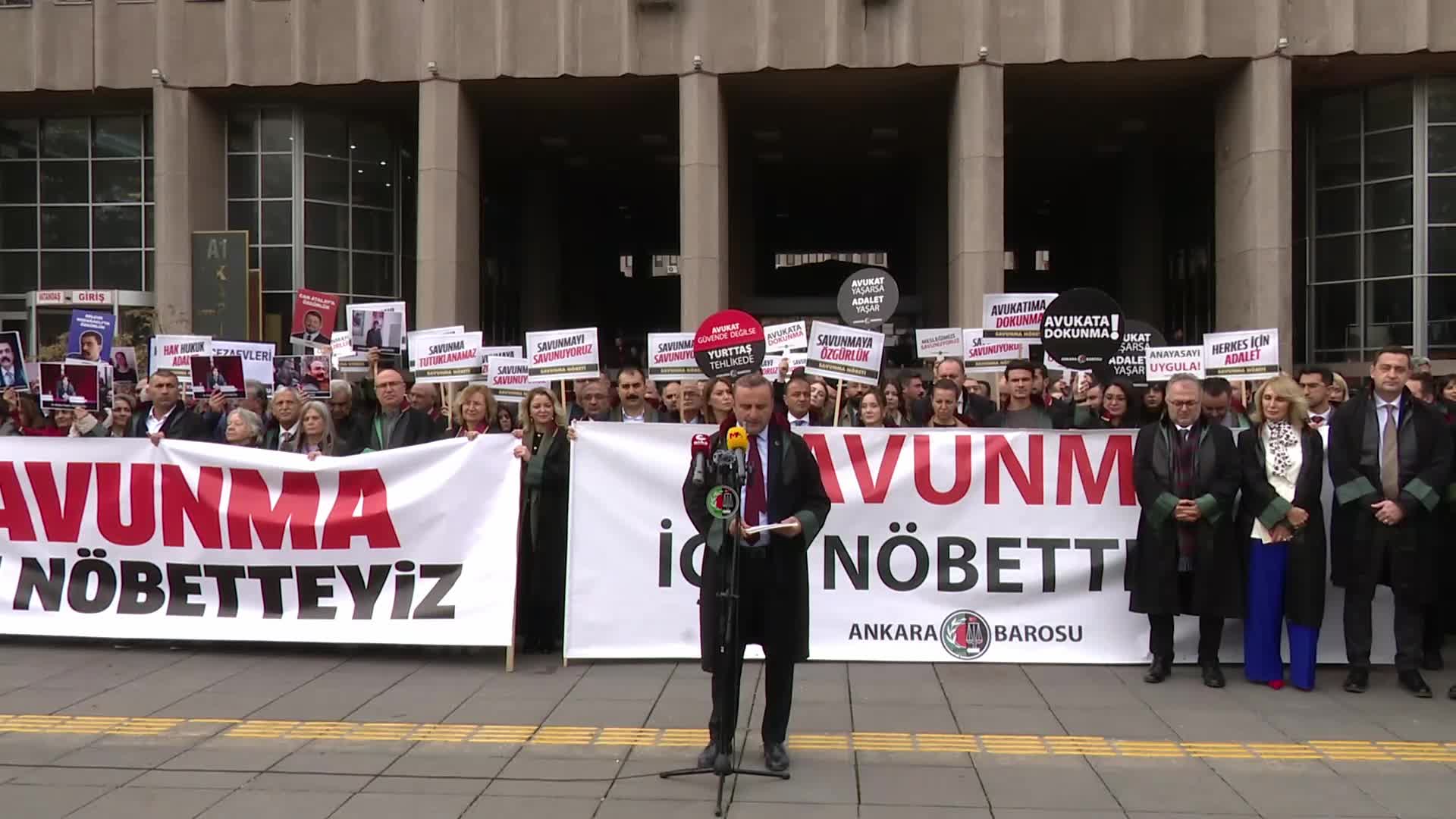 Avukatlardan Ankara Adliyesi önünde "Savunma Nöbeti"... Mustafa Köroğlu: "Adliyeler kimsenin oyuncağı değil, halkın adalet arayışının sığınağıdır"