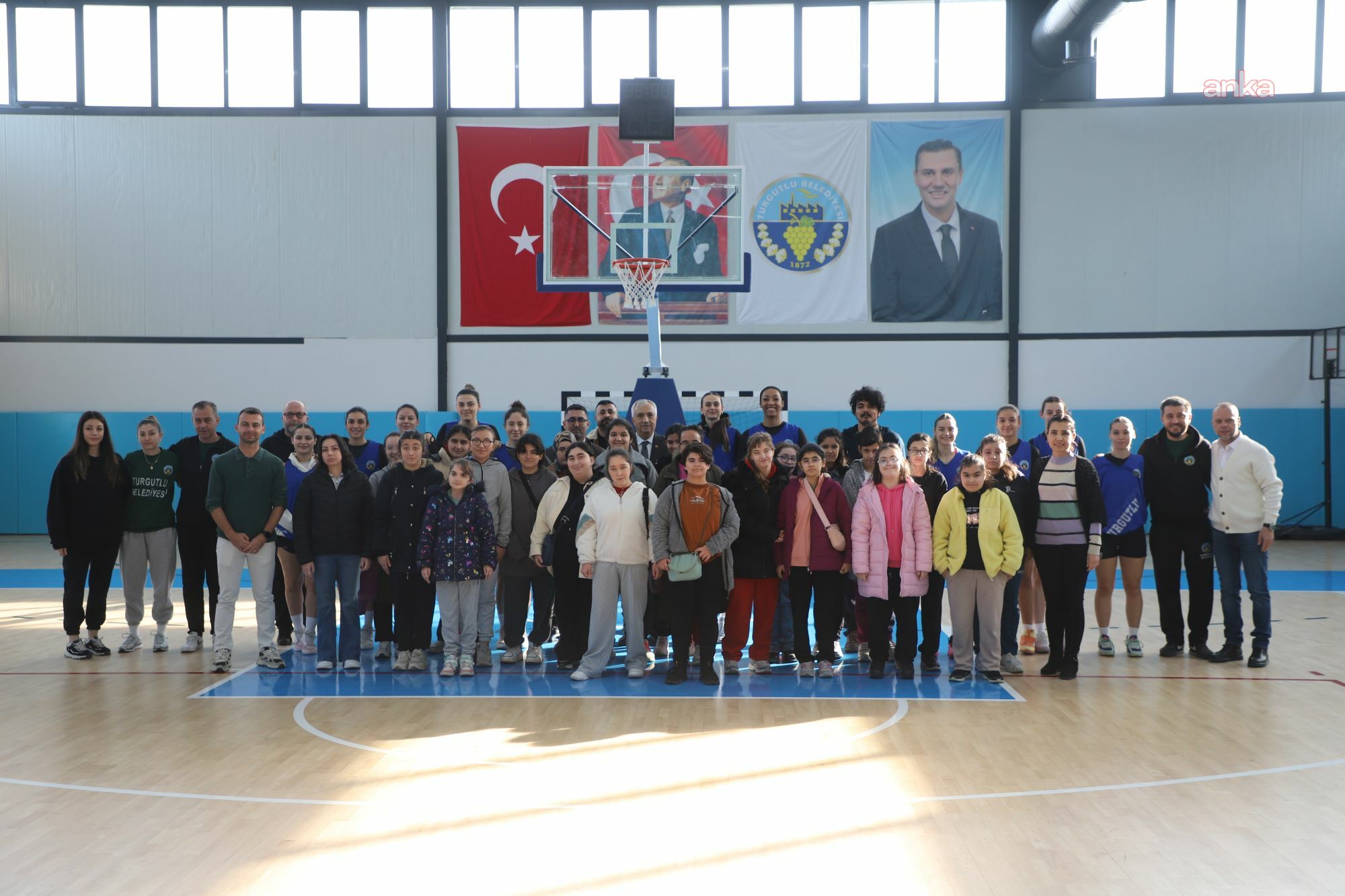 Turgutlu Belediyesi Kadın Basketbol Takımı'ndan özel öğrencilerle gösteri maçı