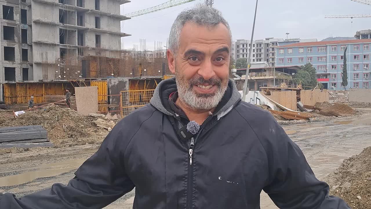 Hatay’da öğrenciler çamurlu yolda okula gidiyor: Hızlıca önlem alınıp buranın asfaltlanmasını istiyoruz