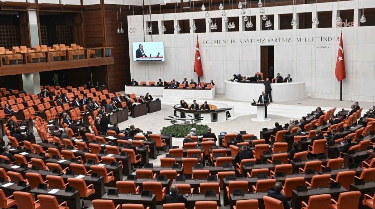CHP’nin siyasi davaların TRT'den yayınlanması için hazırladığı kanun teklifini AK Parti ve MHP reddetti