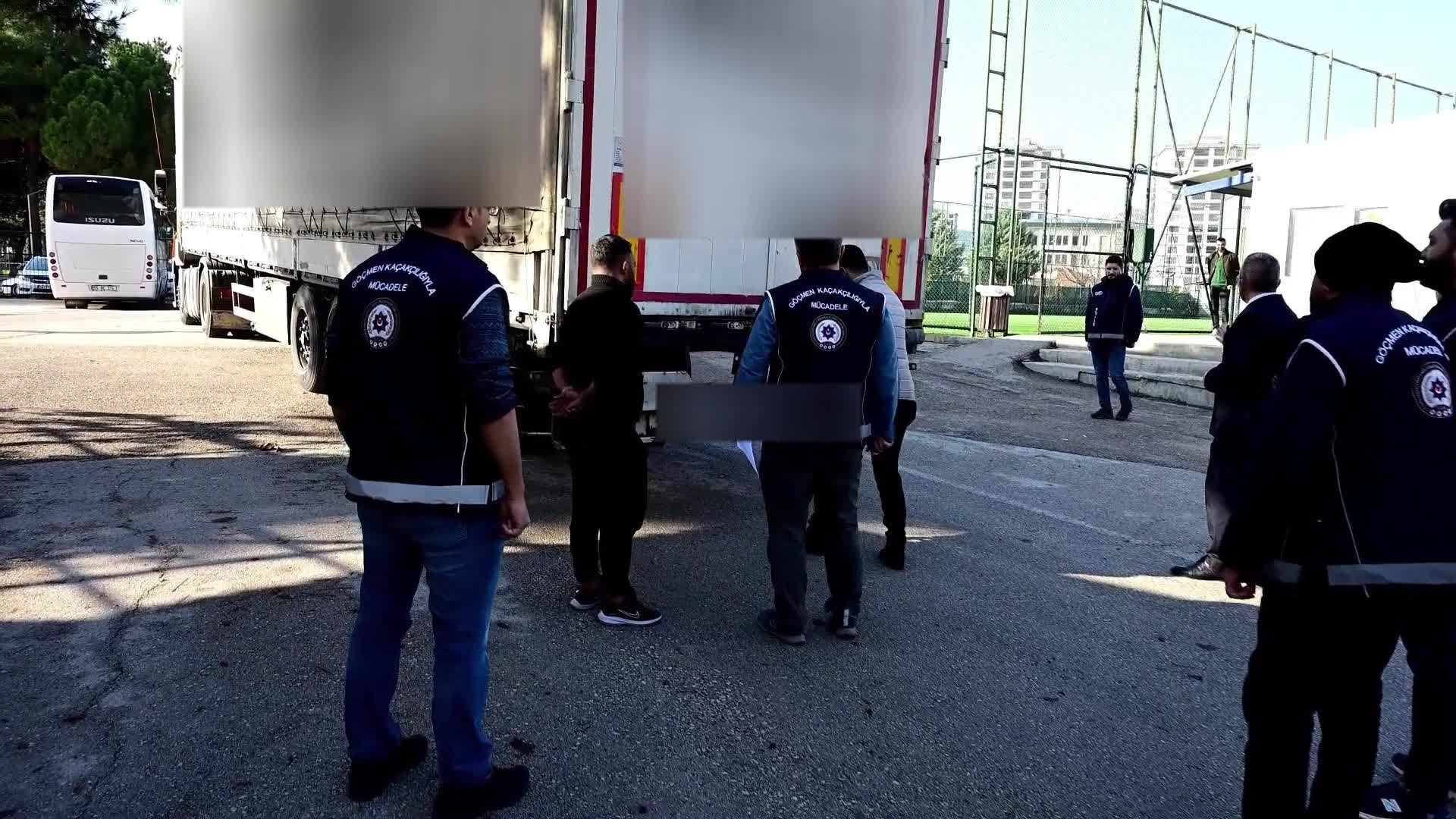 Amasya'da bir tırda 13 düzensiz göçmen yakalandı