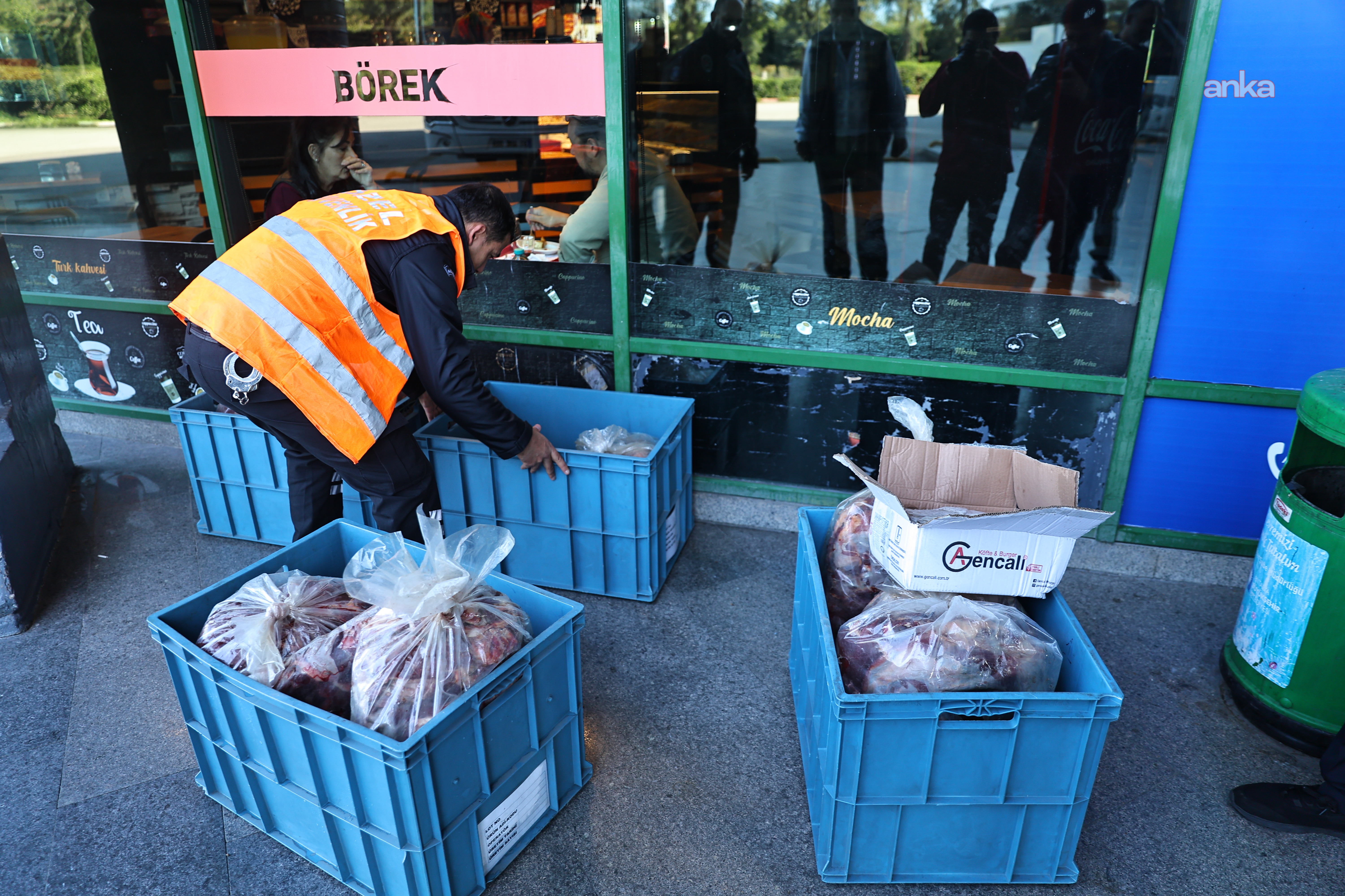 Antalya Otogarı'nda uygunsuz taşınan 270 kilo ete el konuldu