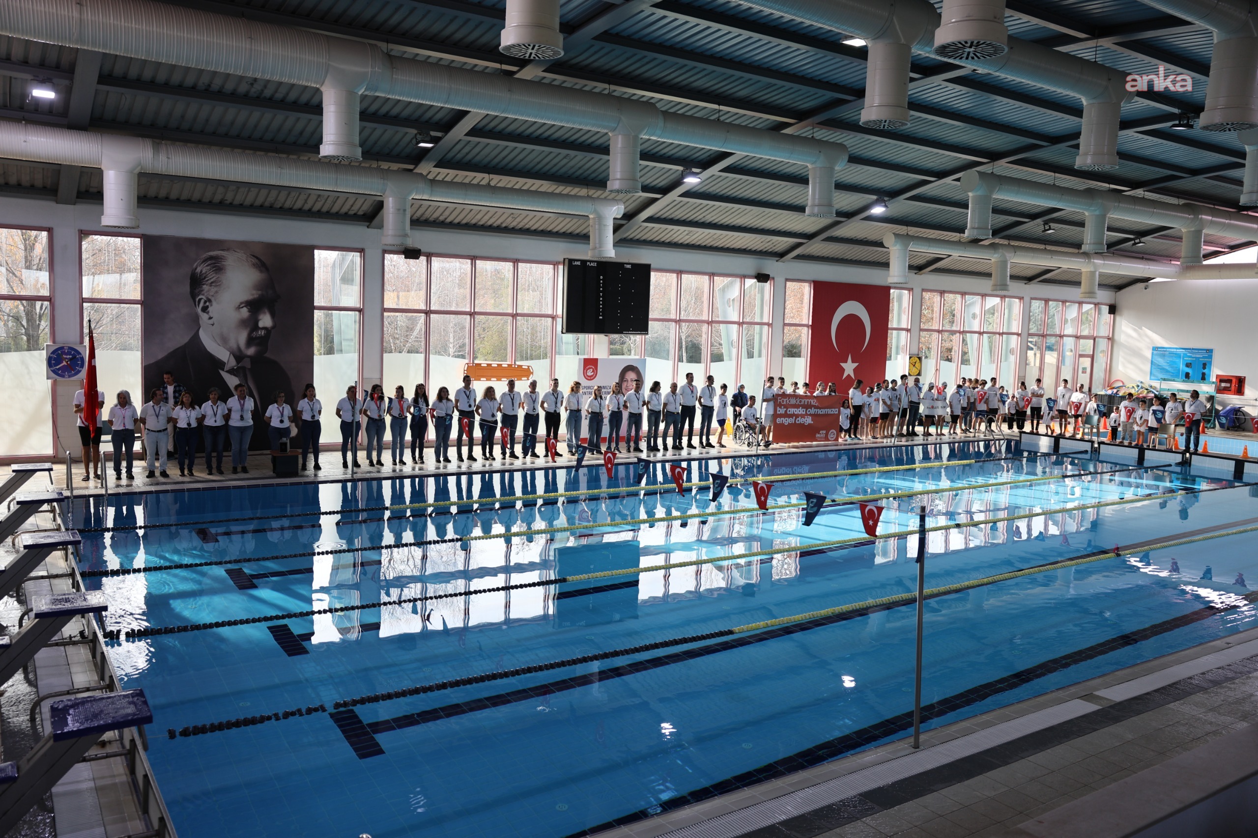 Eskişehir Büyükşehir Belediyesi'nden "Engelsiz Kulaçlar Yüzme Yarışları" etkinliği
