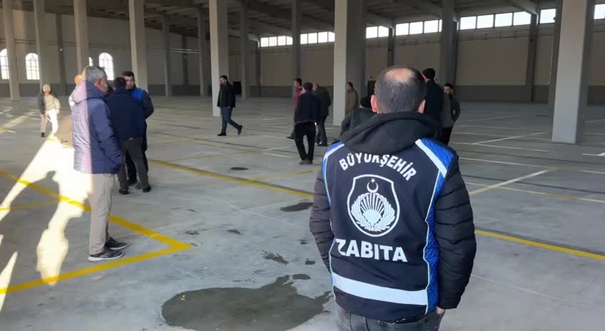 Van'da pazar esnafı protesto için tezgah açmadı...